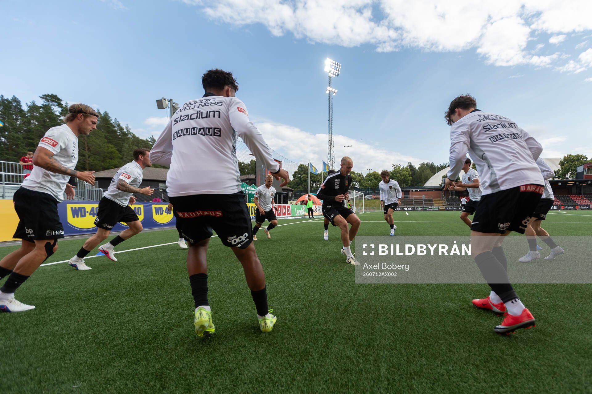 Spelare ur Brommapojkarna värmer upp