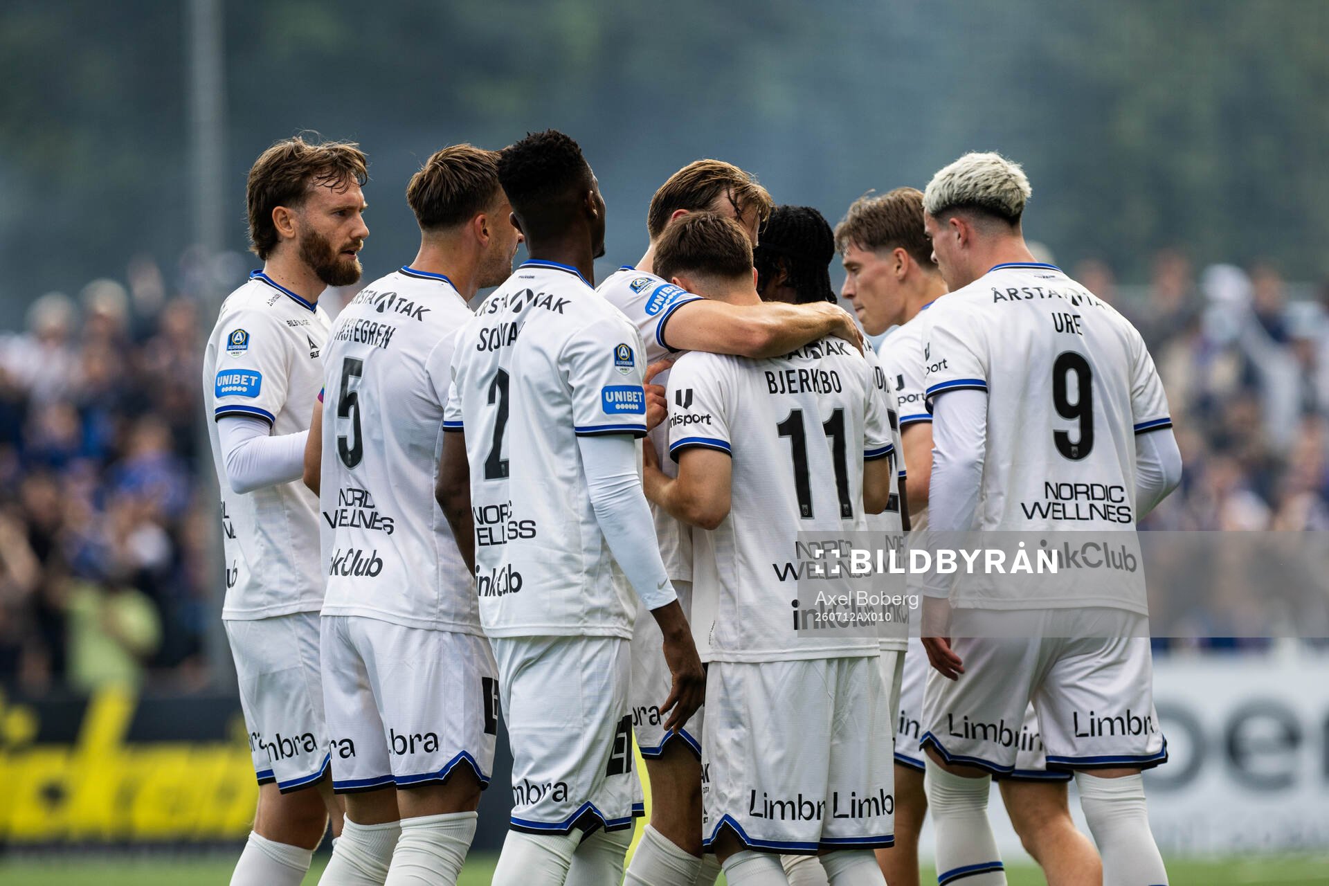 Sirius Isak Bjerkebo jublar med lagkamraterna