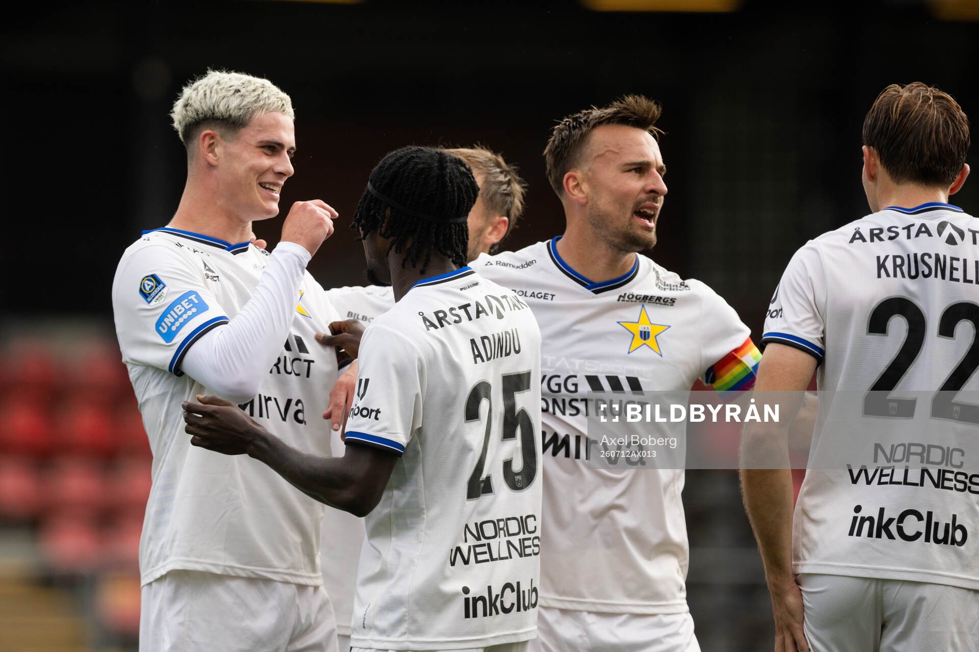 Sirius Robbie Ure jublar med lagkamraterna