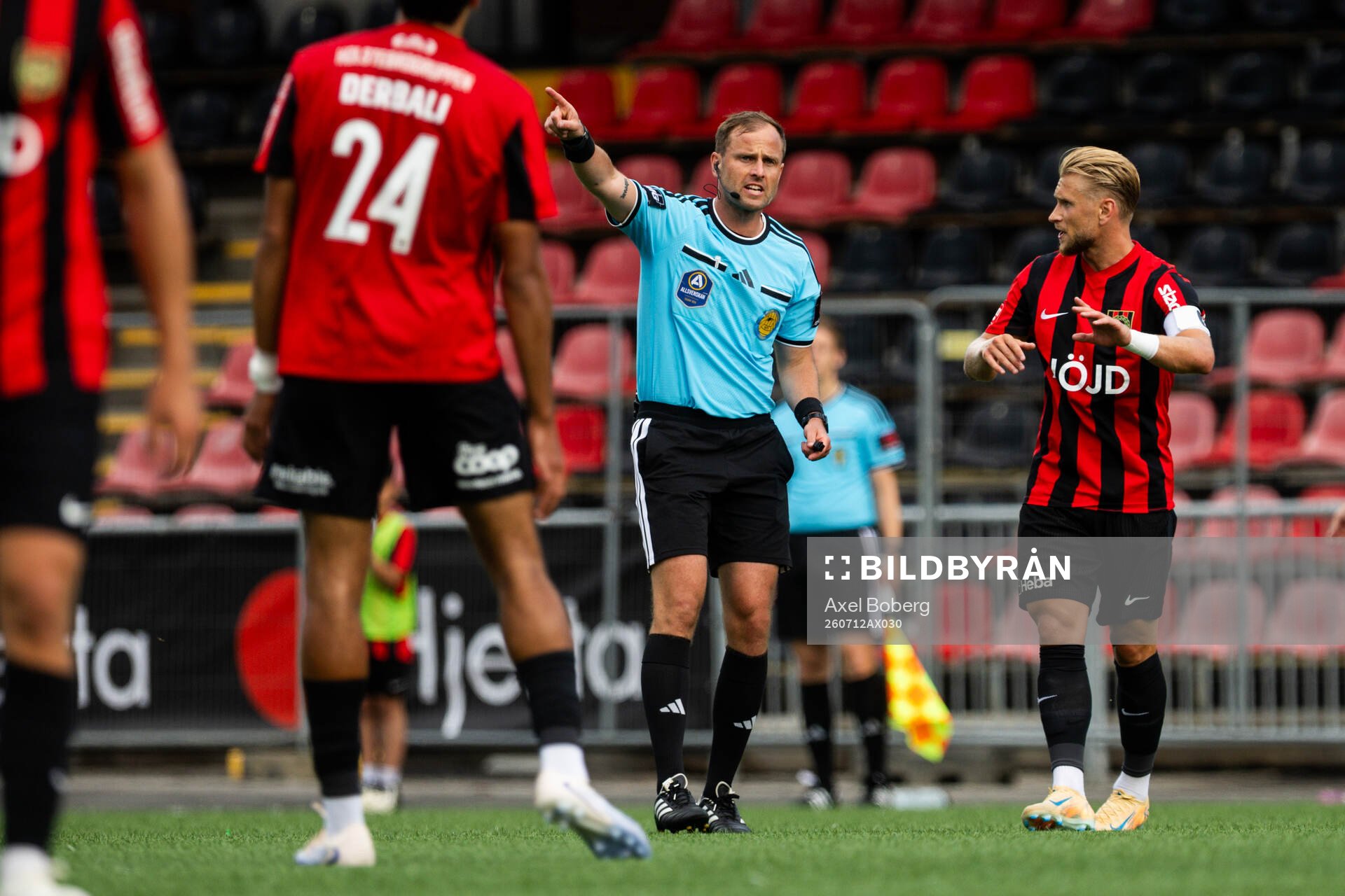 Domare Richard Sundell och Brommapojkarnas Simon Strand