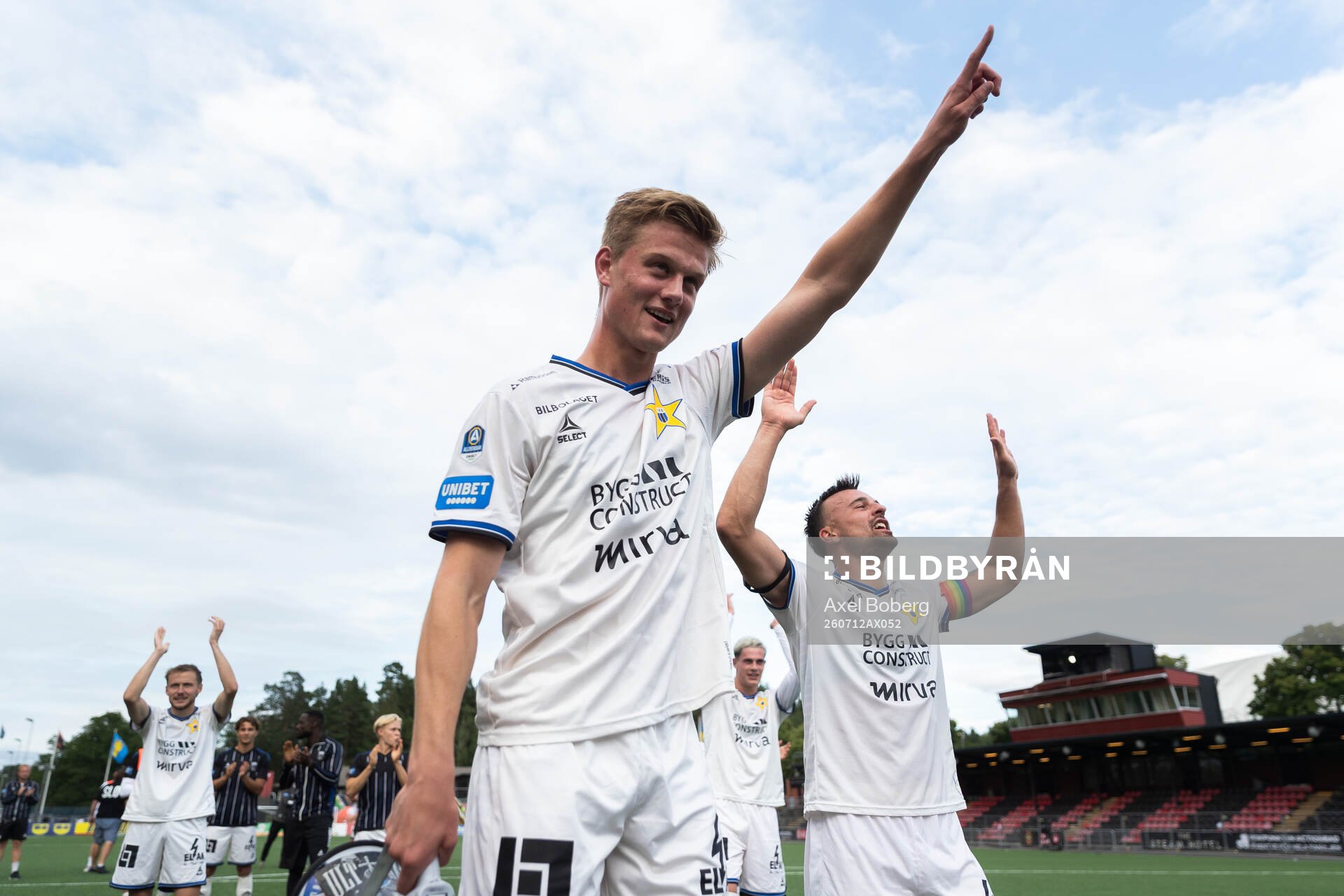 Sirius Jesper Uneken och Henrik Rönnlöf Castegren jublar