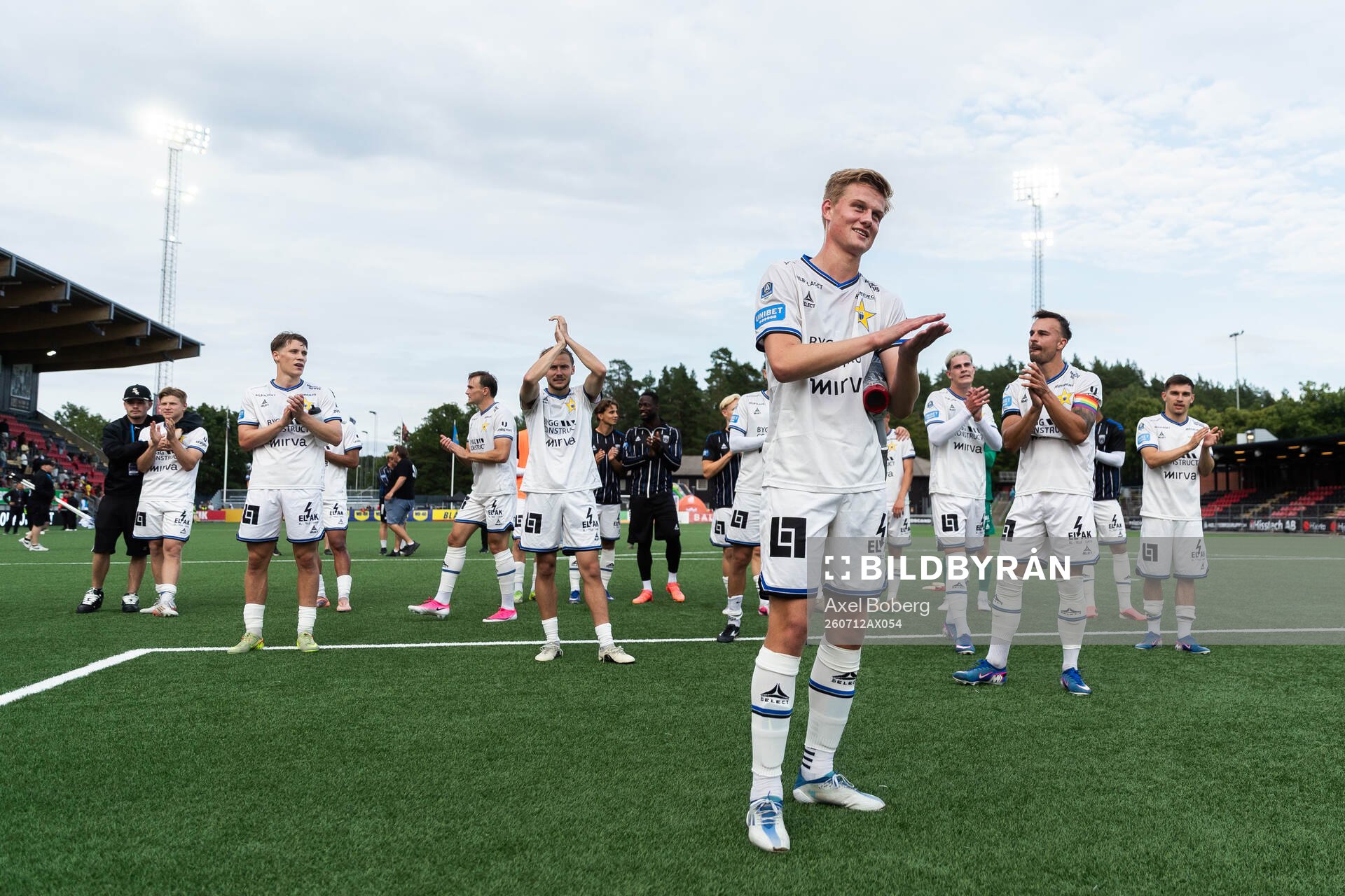 Sirius Jesper Uneken jublar med lagkamrater