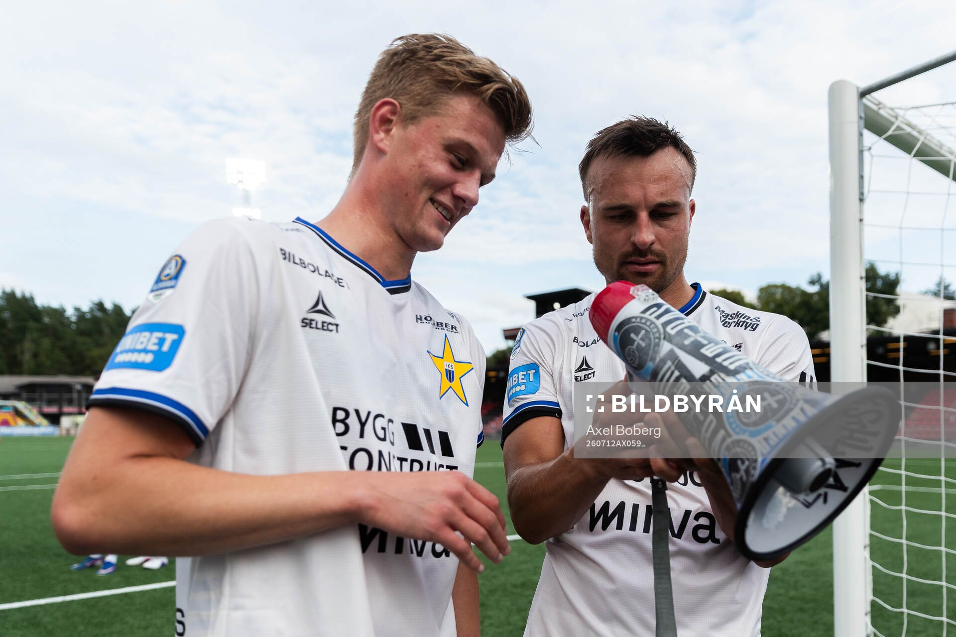 Sirius Henrik Rönnlöf Castegren visar Jesper Uneken hur