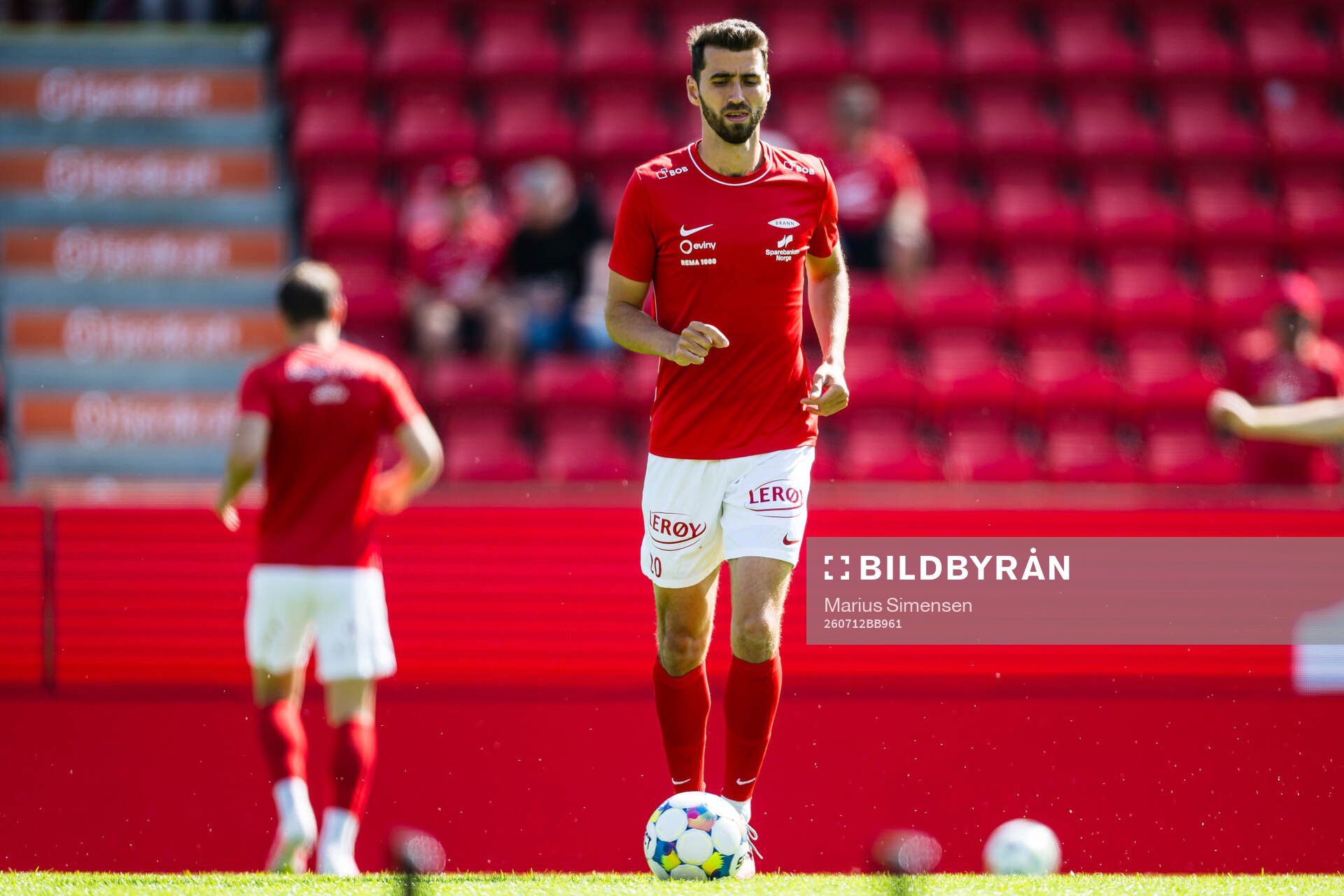 Vetle Dragsnes of Brann warms up