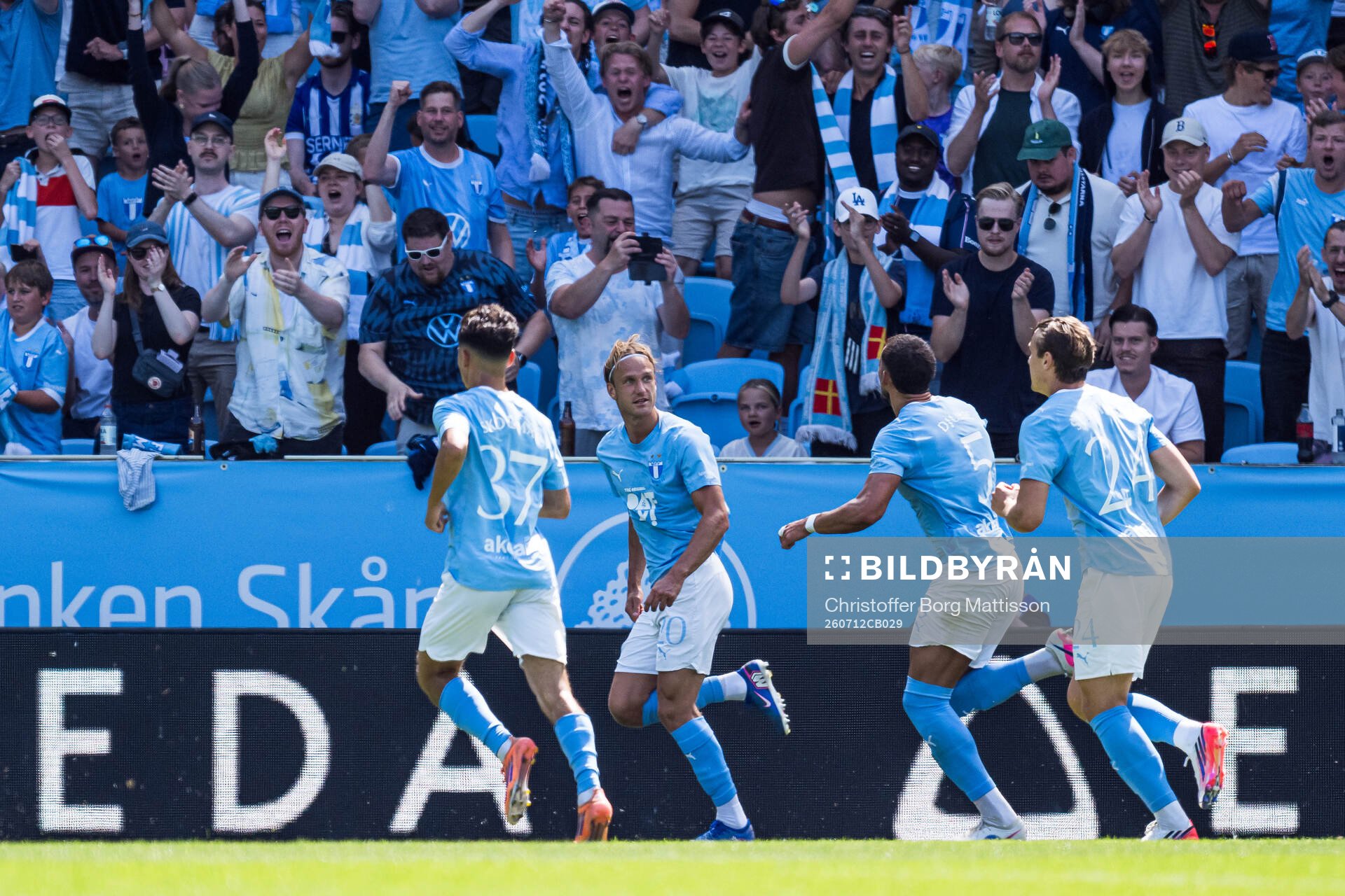 Malmö FFs Andrej Djuric jublar med lagkamraterna