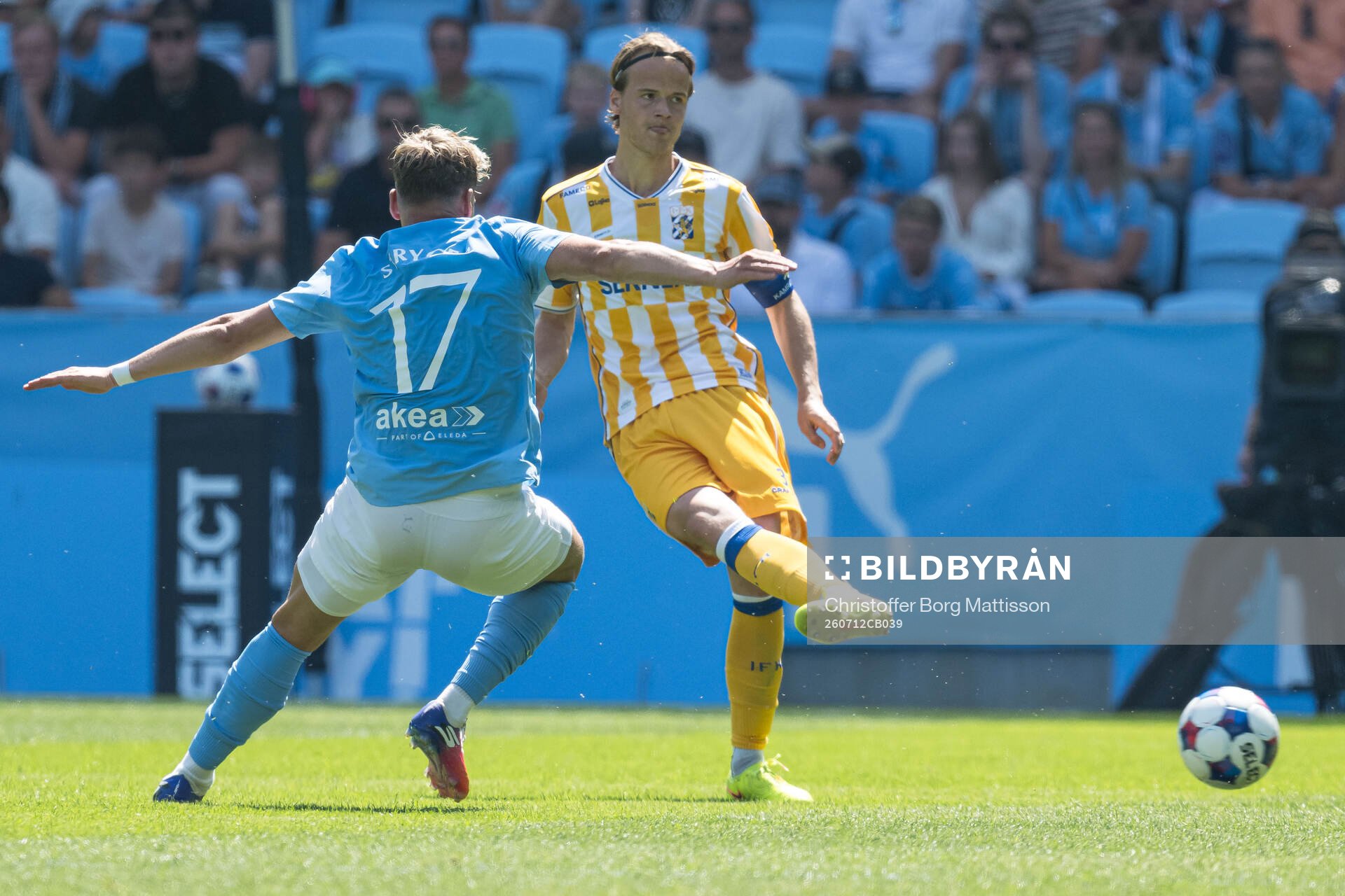 Malmö FFs Jens Stryger Larsen och IFK Göteborgs August