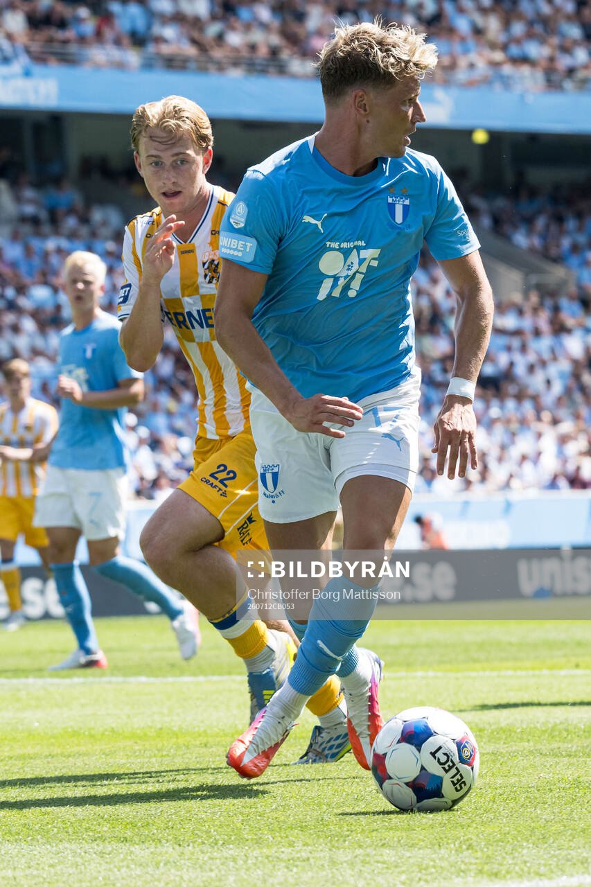 IFK Göteborgs Noah Tolf och Malmö FFs Jens Stryger Larsen