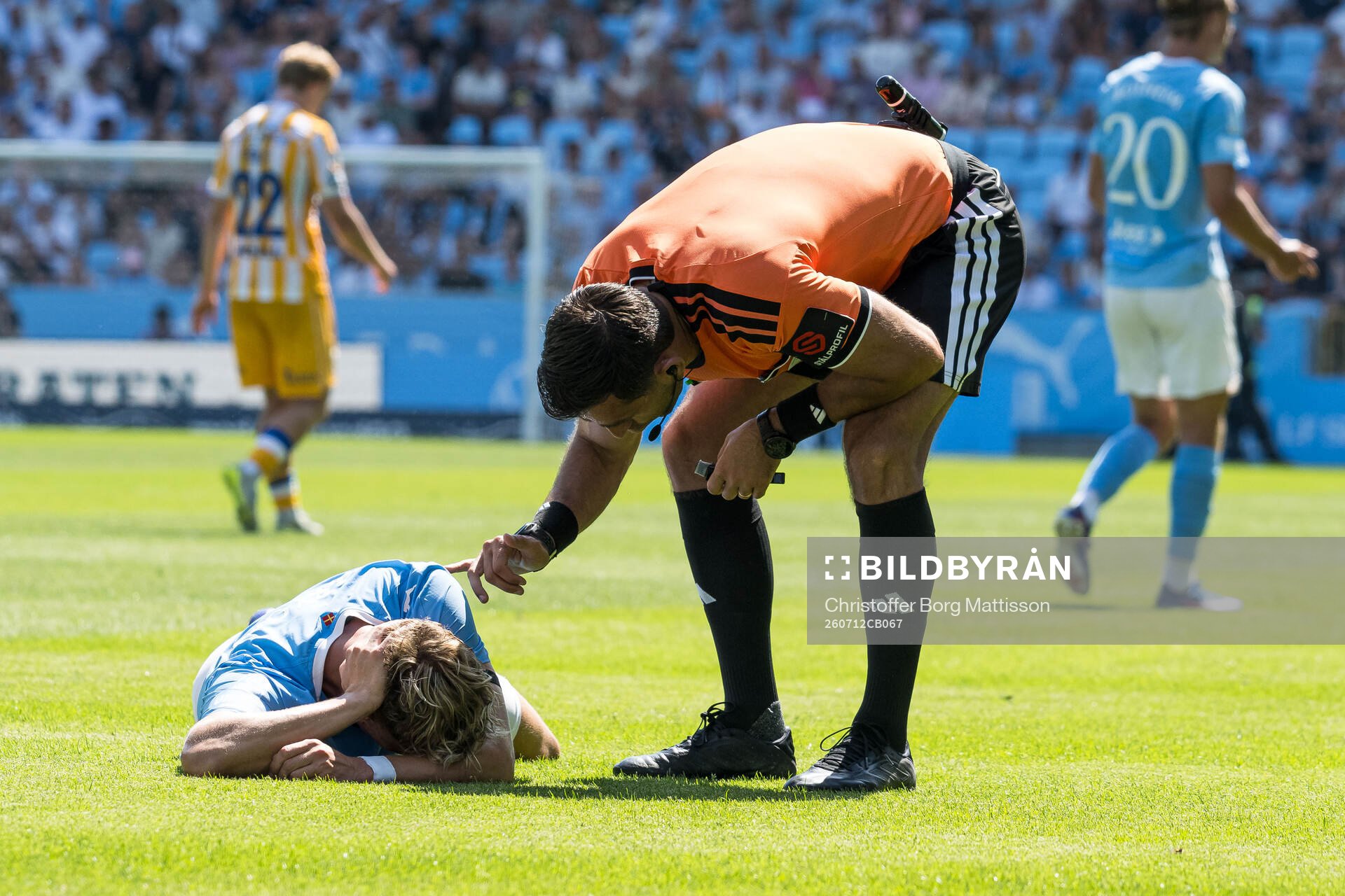 Malmö FFs Jens Stryger Larsen och Domare Granit Maqedonci