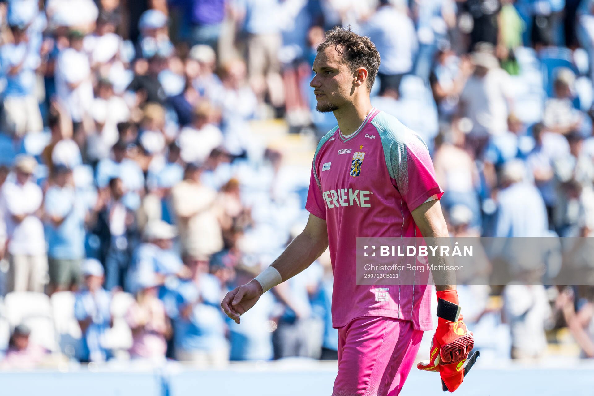 IFK Göteborgs målvakt Elis Bishesari deppar