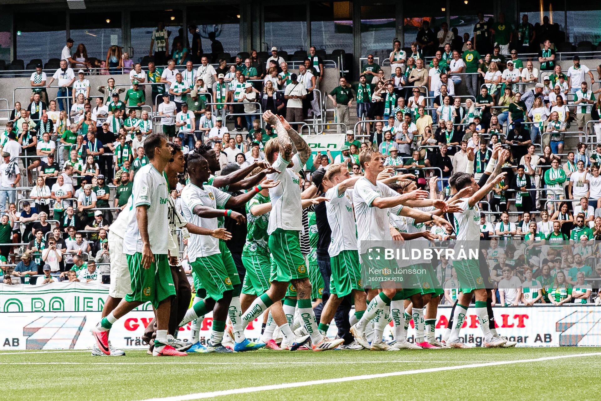 Hammarbys spelare jublar