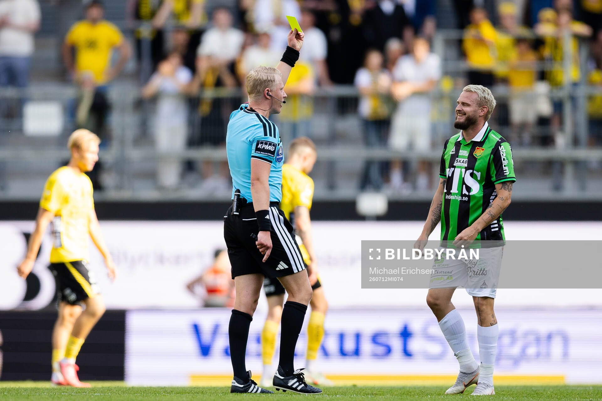 Domare Adam Ladebäck ger GAIS Jonas Lindberg ett gult kort
