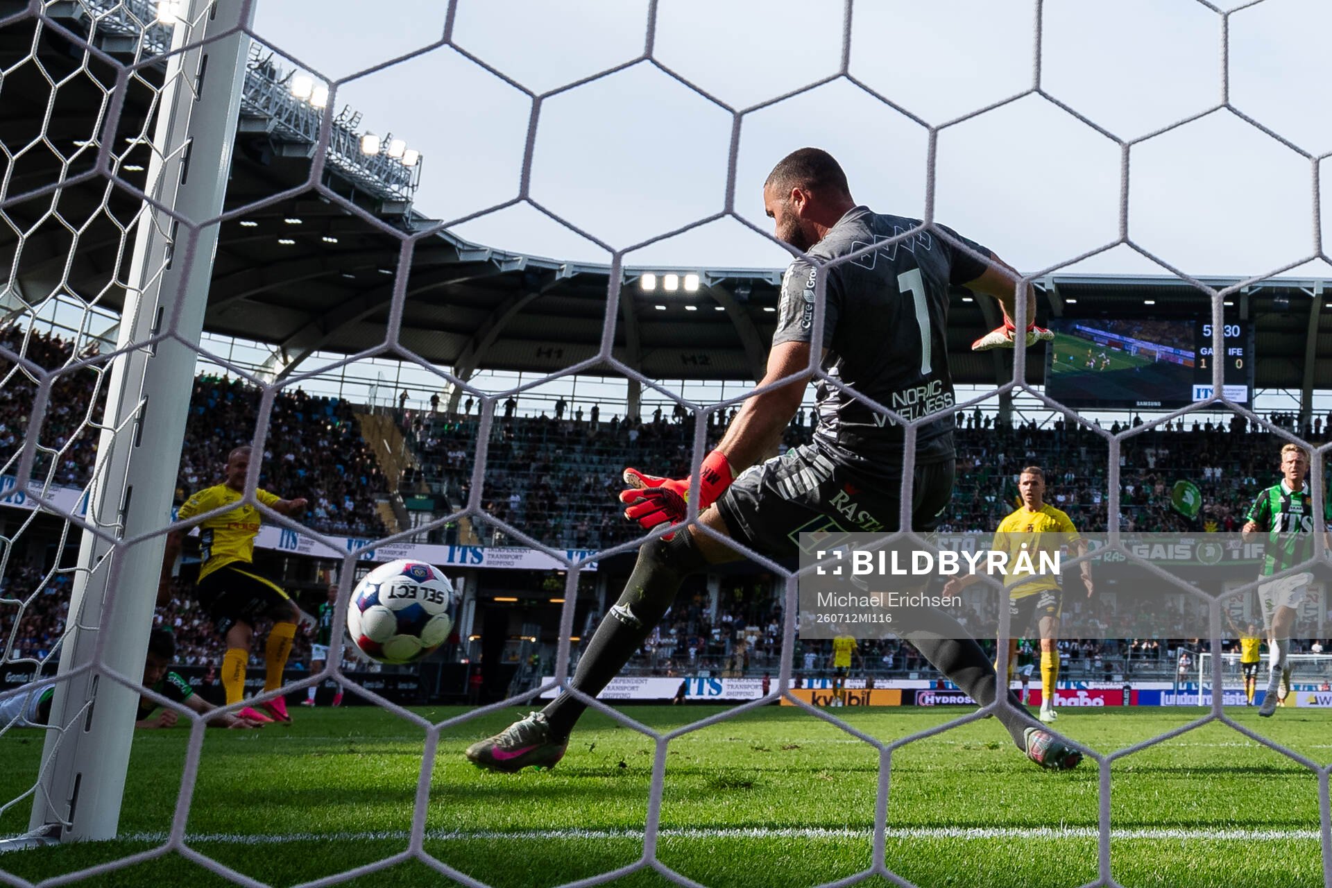 GAIS målvakt Mergim Krasniqi med en räddning