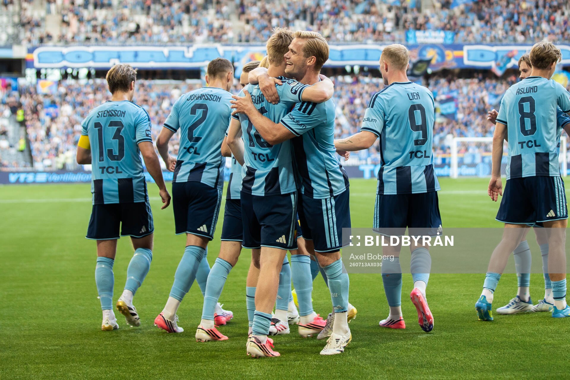 Djurgårdens Bo Hegland jublar med lagkamrater