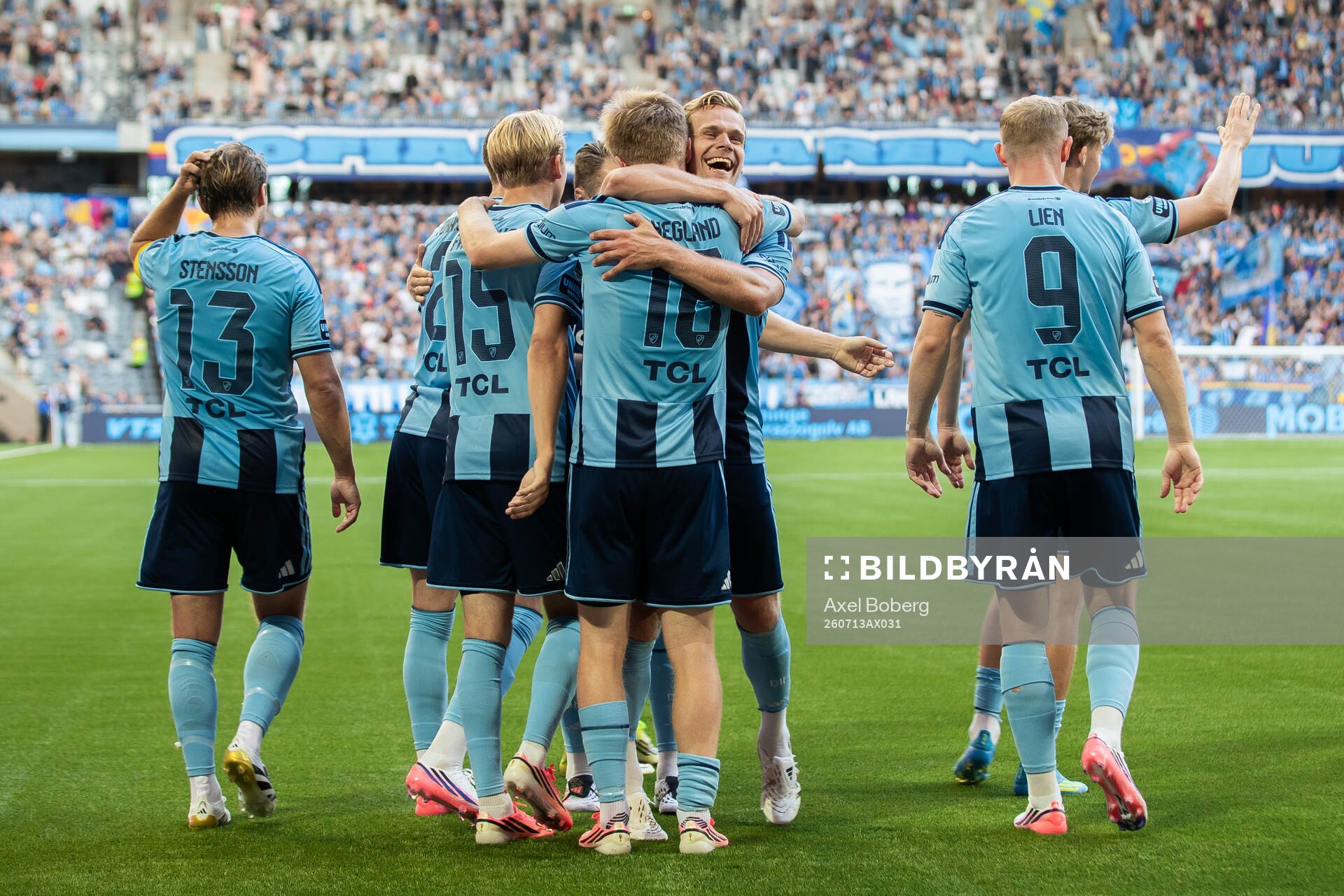 Djurgårdens Bo Hegland jublar med lagkamrater