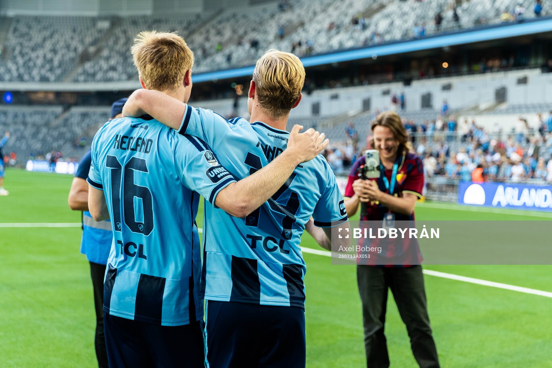 Djurgårdens Bo Hegland och Hampus Finndell jublar