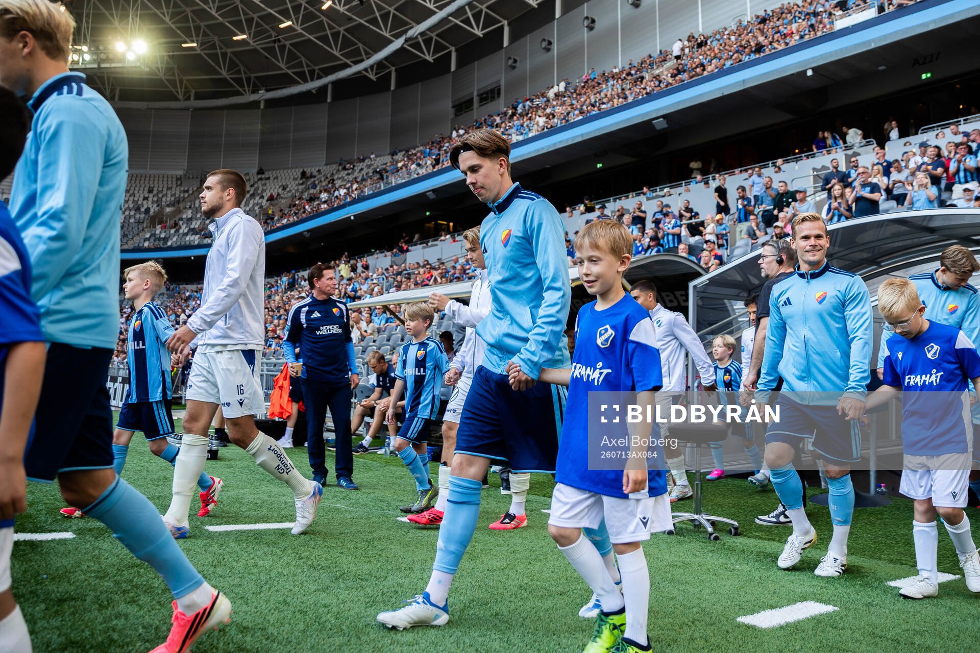 Spelare ur Djurgården går in på planen