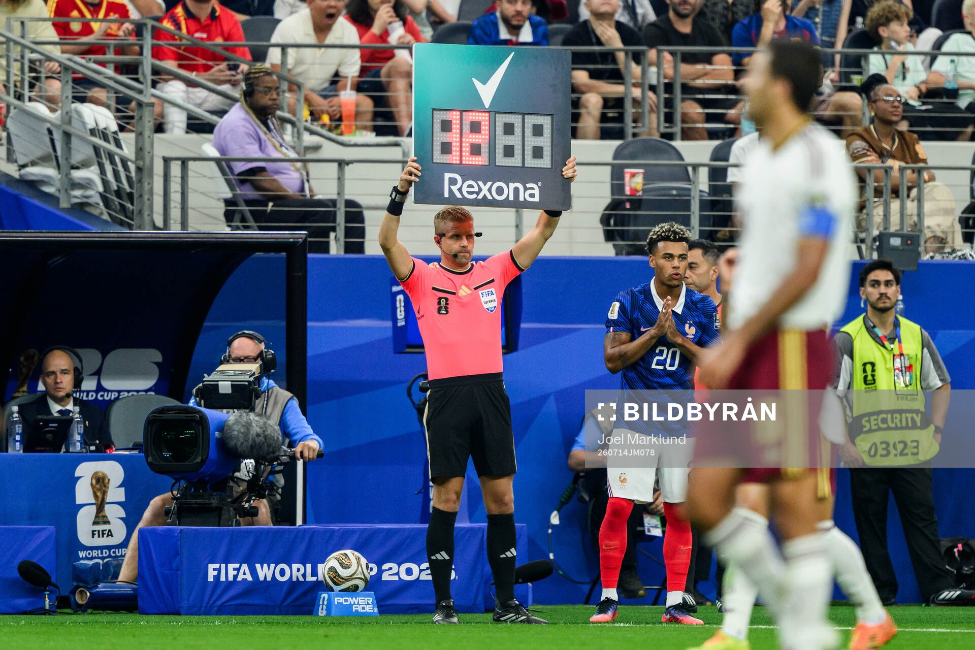 Assistant referee Glenn Nyberg