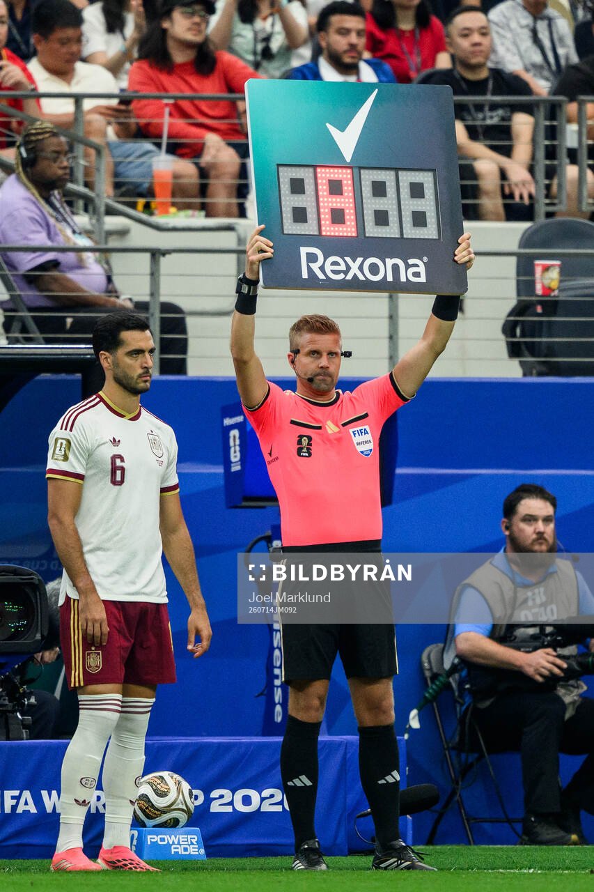 Assistant referee Glenn Nyberg