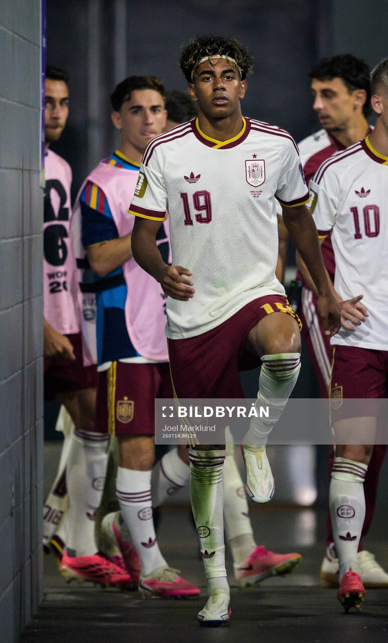 Lamine Yamal of Spain in the player tunnel