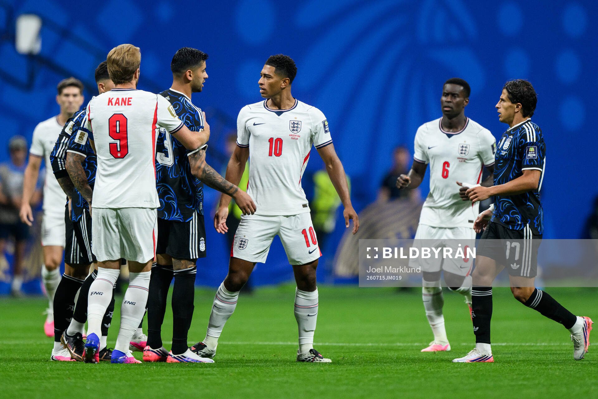 Cristian Romero of Argentina and Jude Bellingham of England
