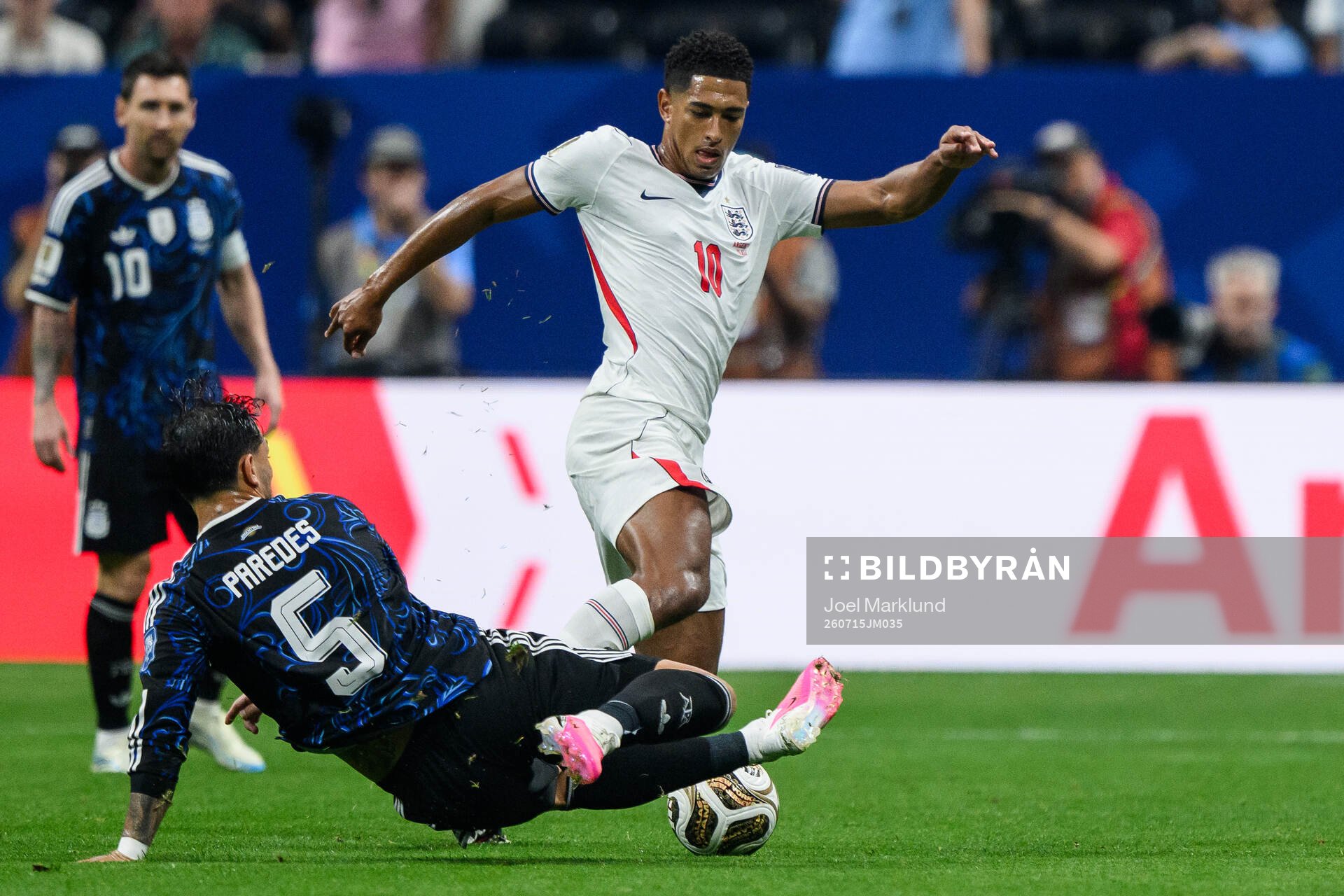 Leandro Paredes of Argentina and Jude Bellingham of England