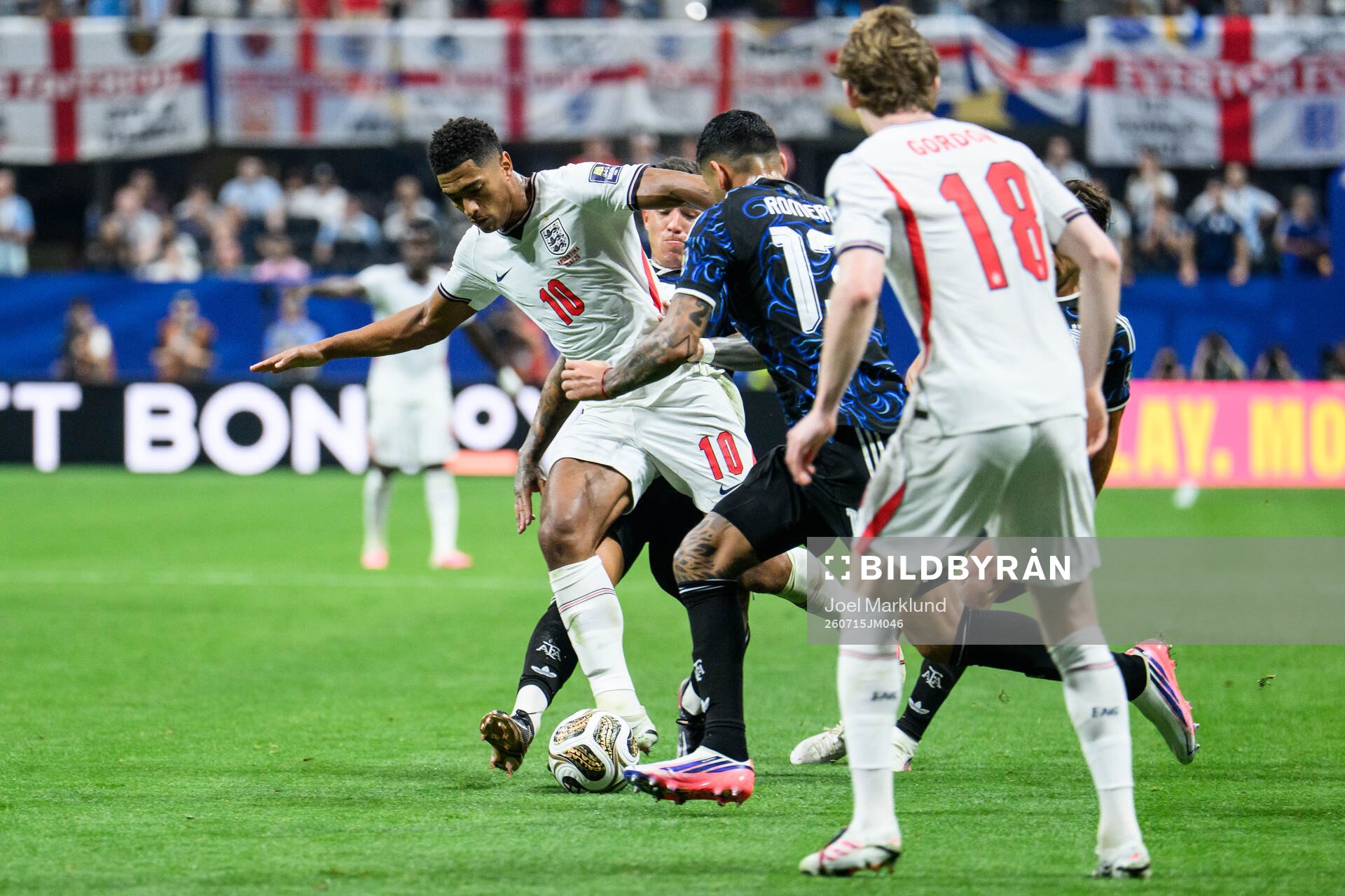 Jude Bellingham of England and Cristian Romero of Argentina