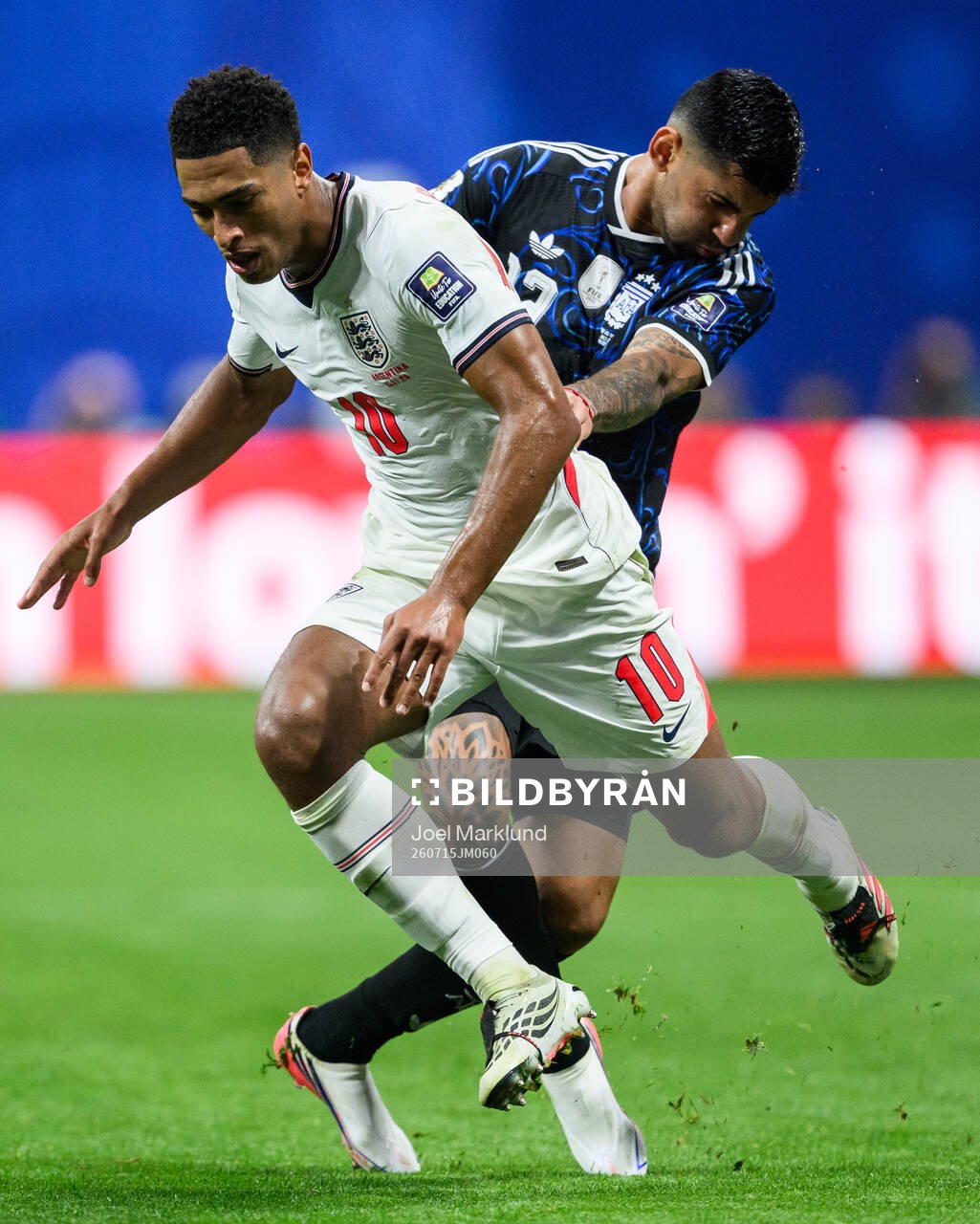 Jude Bellingham of England and Cristian Romero of Argentina