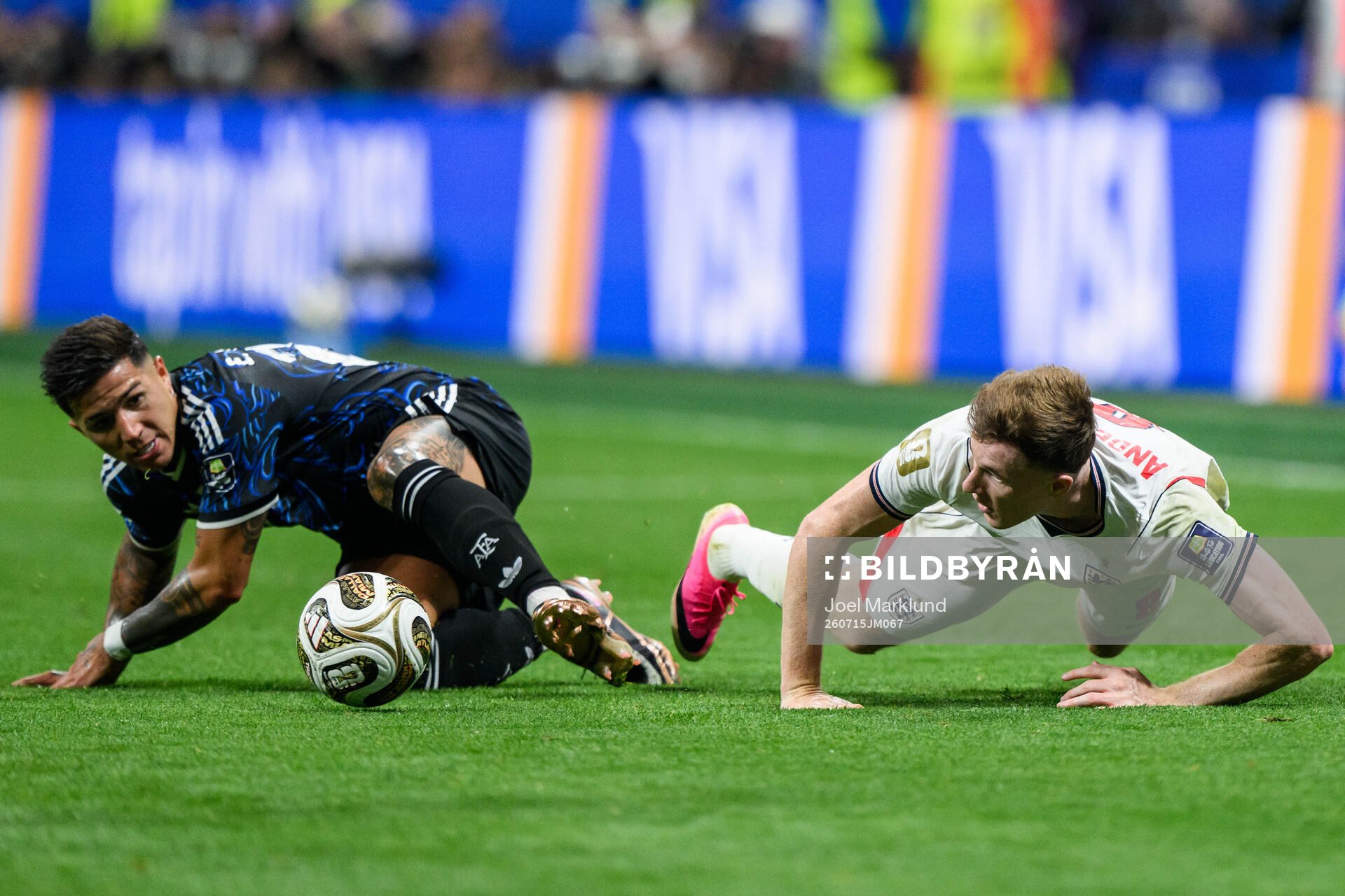 Enzo Fernandez of Argentina and Elliot Anderson of England