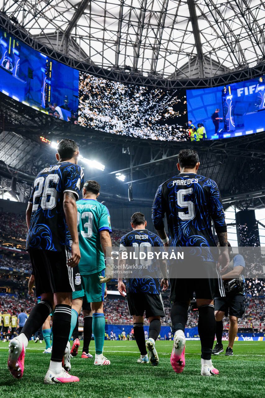 Nahuel Molina, goalkeeper Emiliano Martinez, Lionel Messi