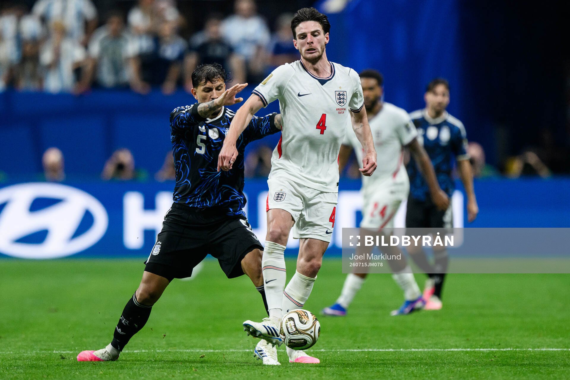 Leandro Paredes of Argentina and Declan Rice of England
