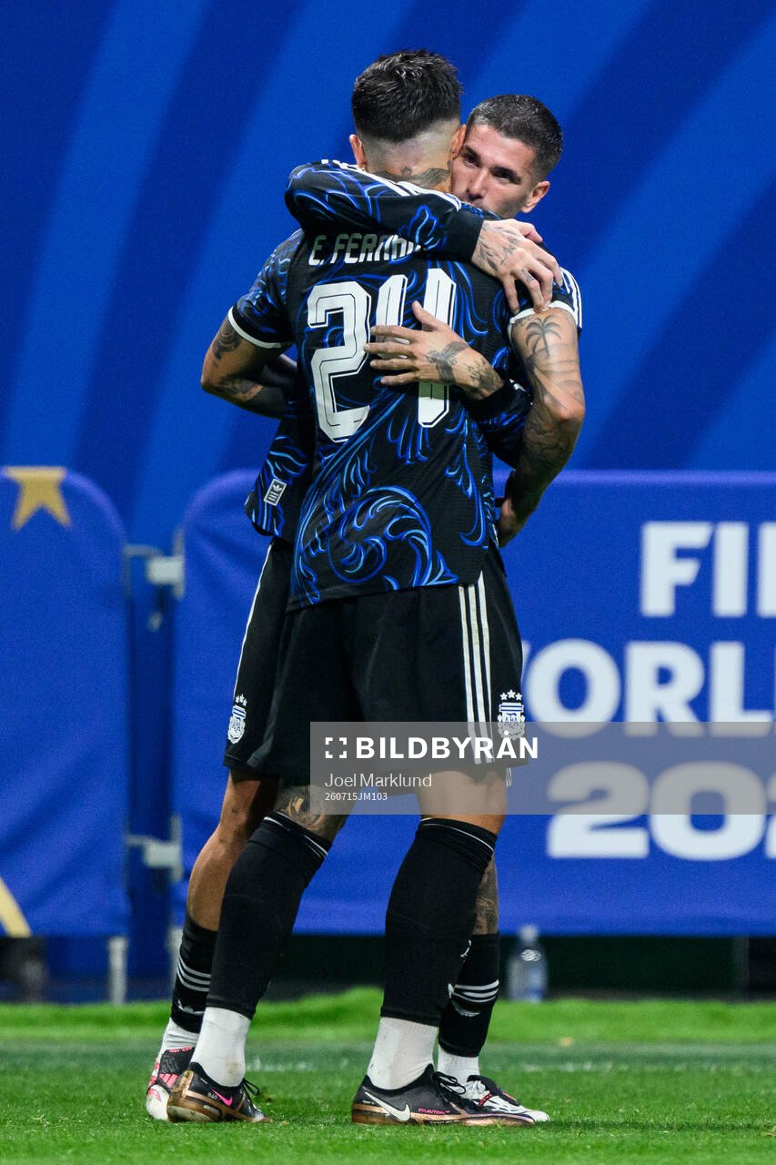 Enzo Fernandez and Rodrigo De Paul of Argentina celebrate