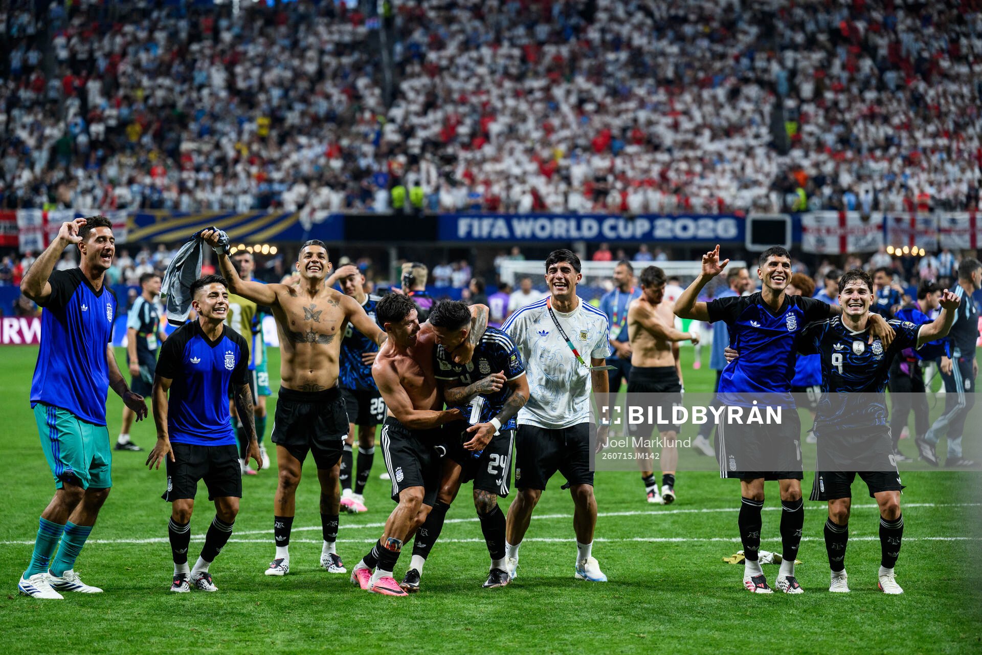 Enzo Fernandez of Argentina celebrate with teammates