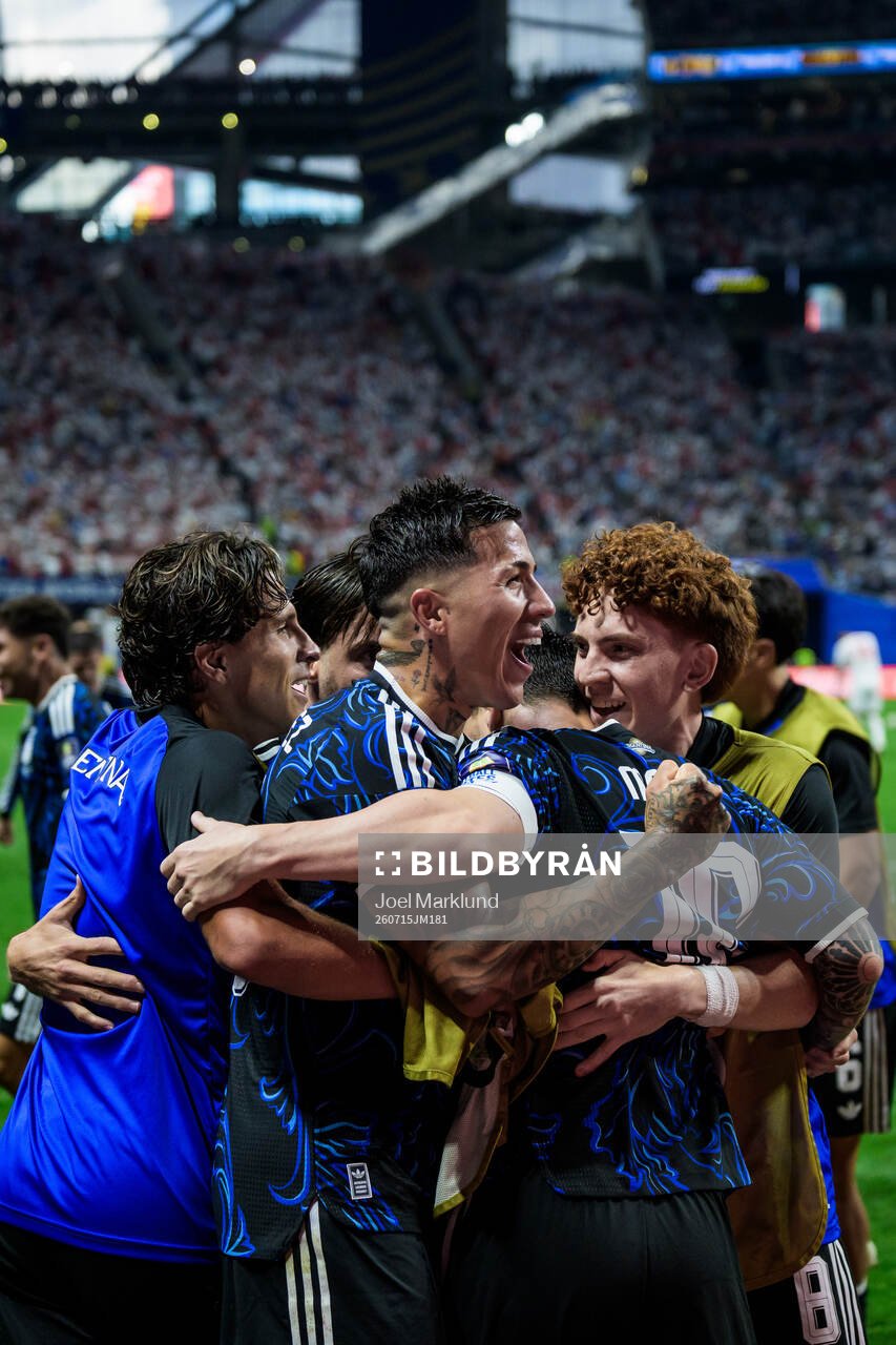 Enzo Fernandez and Lionel Messi of Argentina celebrate