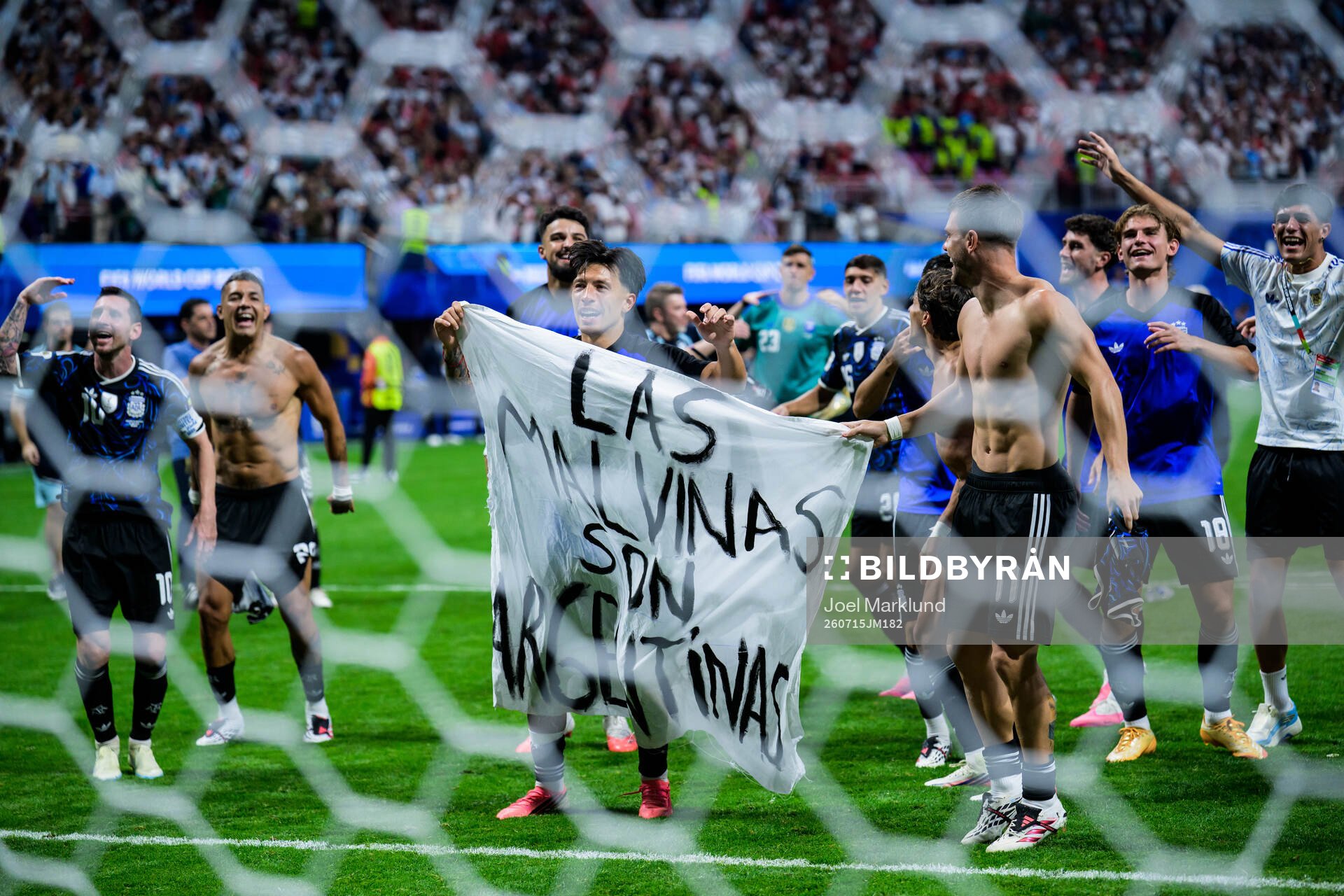 Lisandro Martinez and Giovani Lo Celso of Argentina hold up