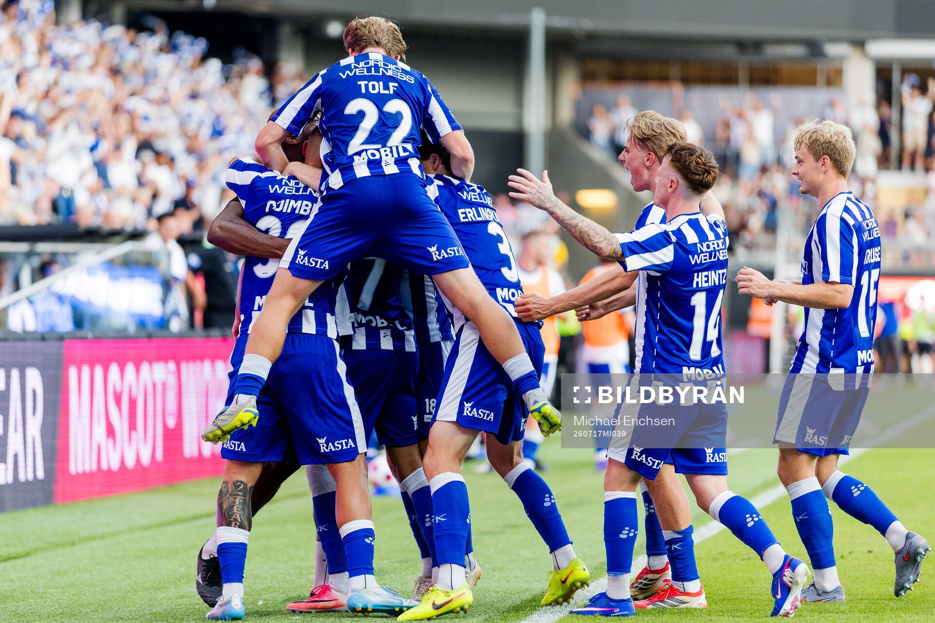 IFK Göteborgs Sebastian Clemmensen jublar med lagkamraterna