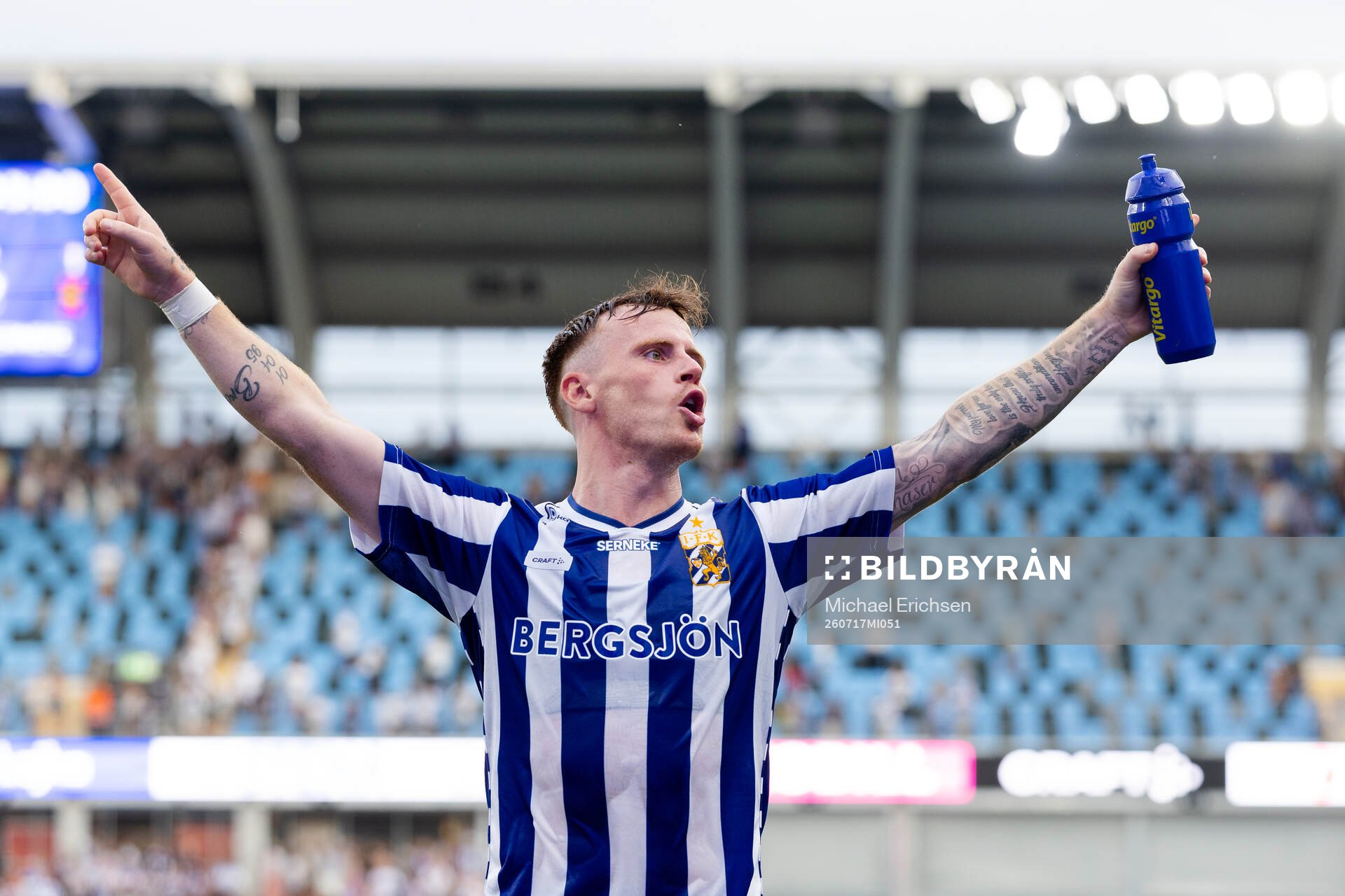 IFK Göteborgs Tobias Heintz jublar framför klacken