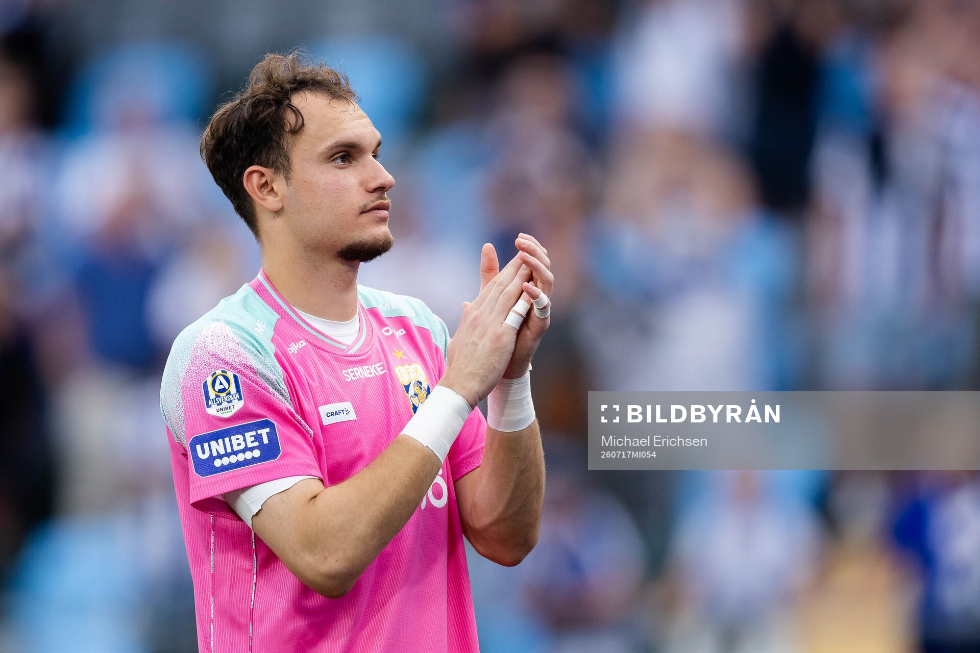 IFK Göteborgs målvakt Elis Bishesari tackar publiken