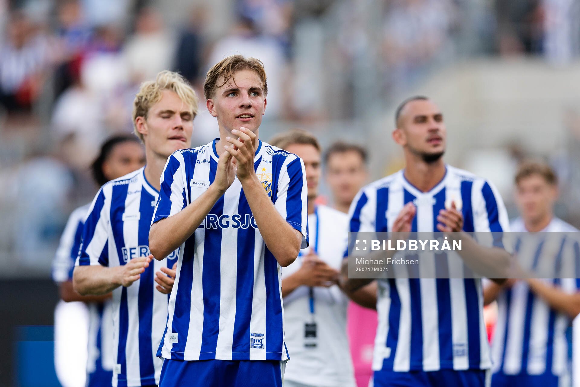 IFK Göteborgs Oliver Månsson tackar publiken