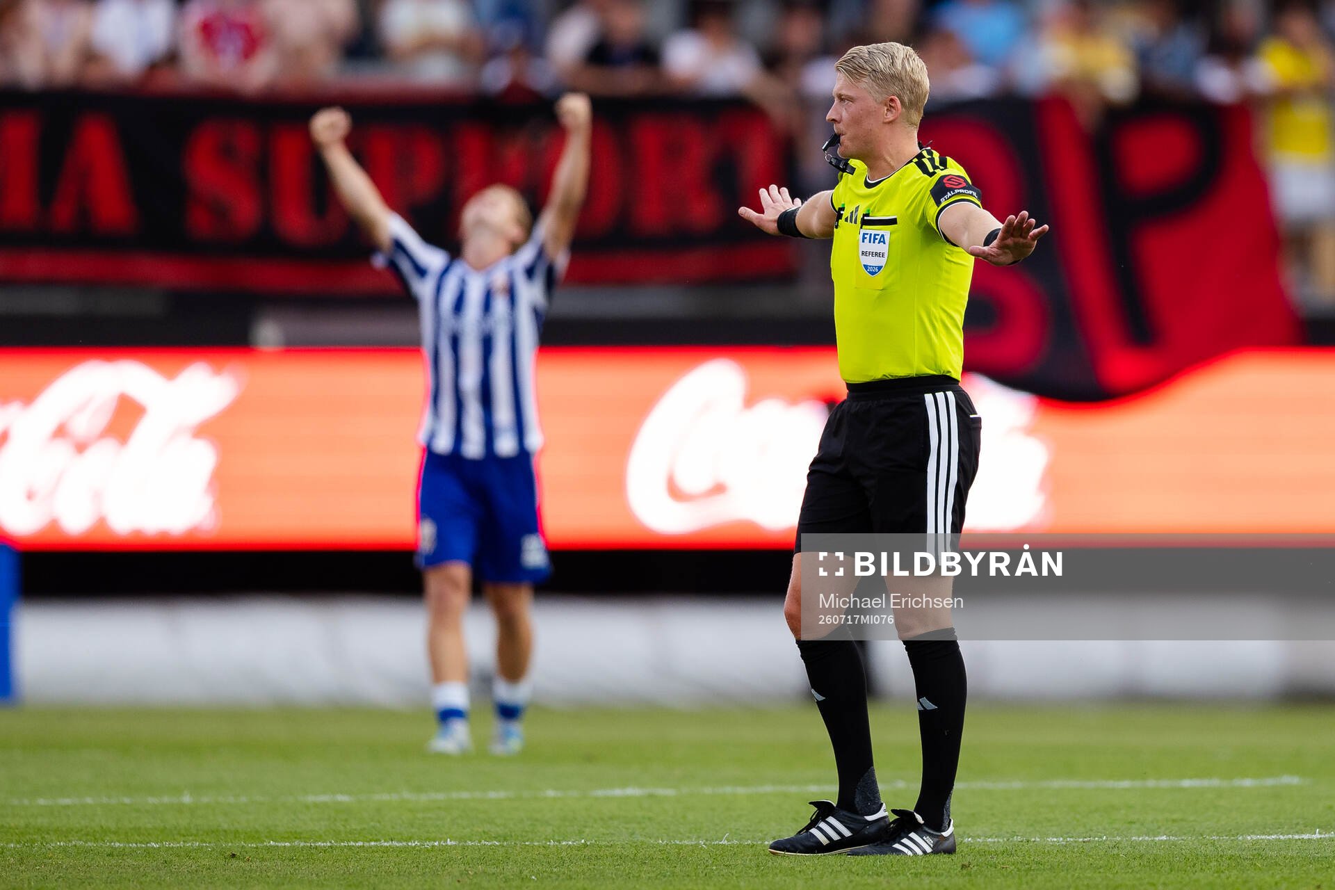 Domare Adam Ladebäck blåser av fotbollsmatchen i