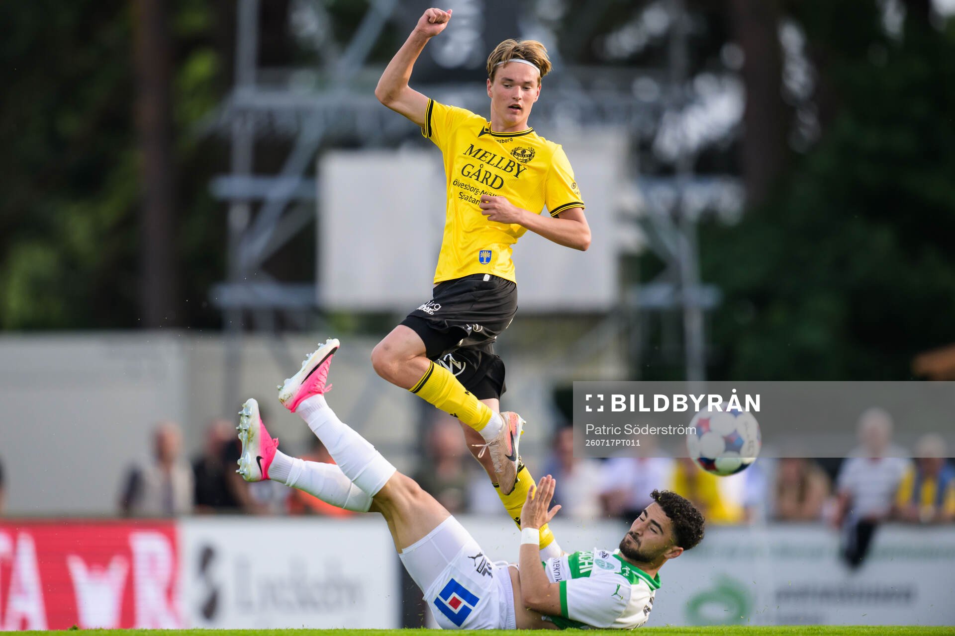 Mjällbys Olle Lindberg och Västerås Ismet Lushaku