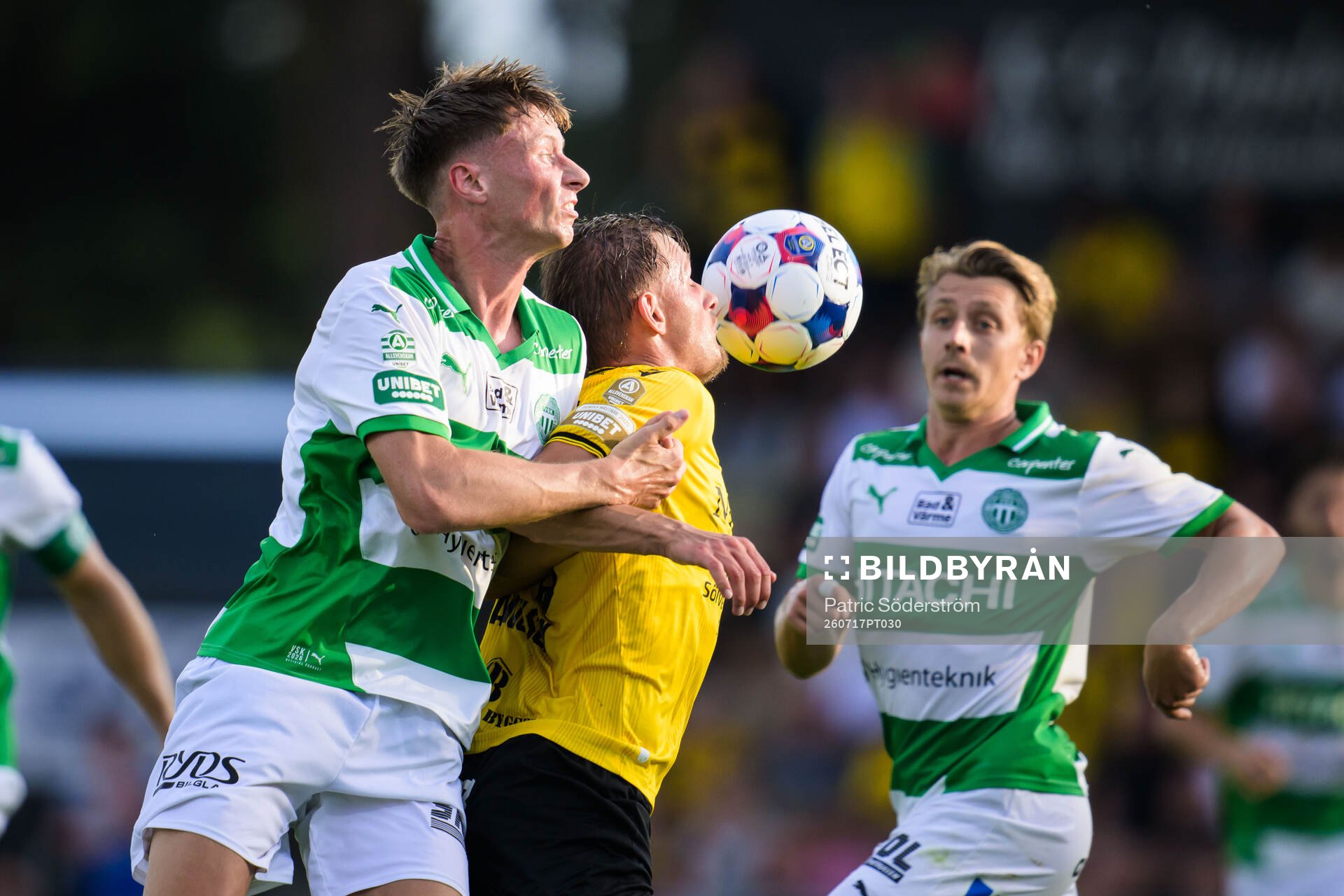 Västerås Philip Bonde och Mjällbys Aki Samuelsen