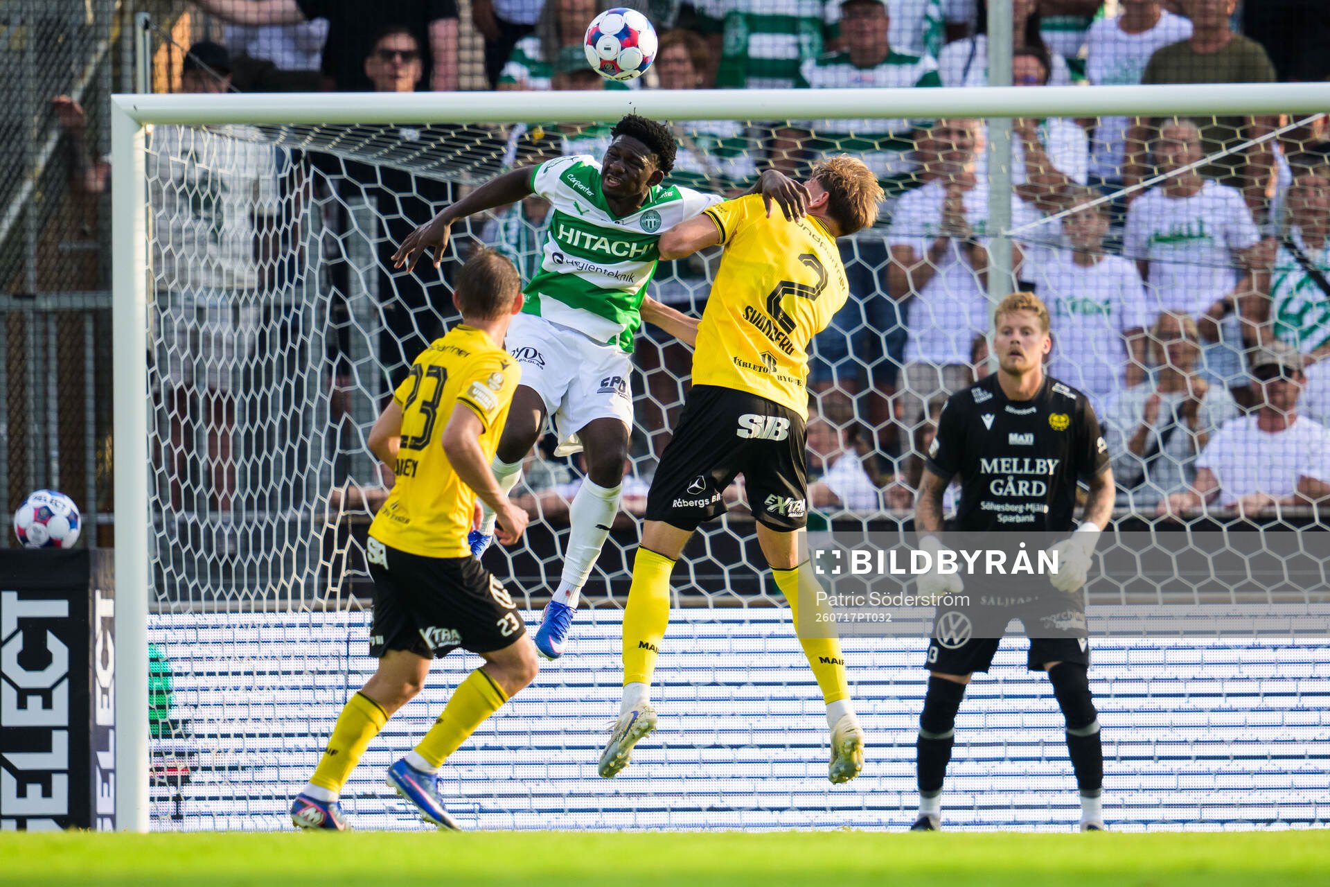 Mjällbys Aki Samuelsen och Västerås Bonaventure Lendambi