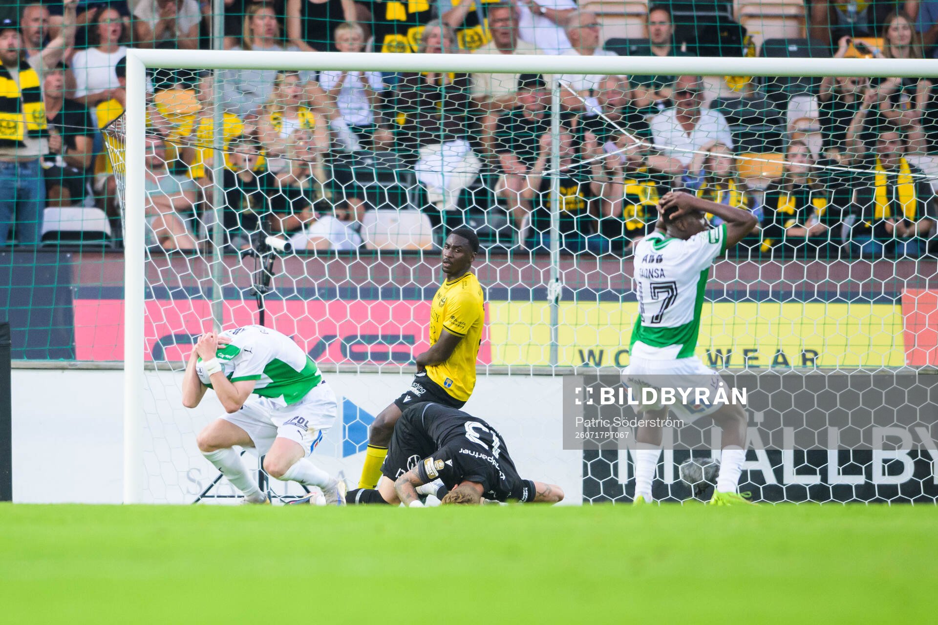 Västerås Karl Gunnarsson och Mjällbys målvakt Robin