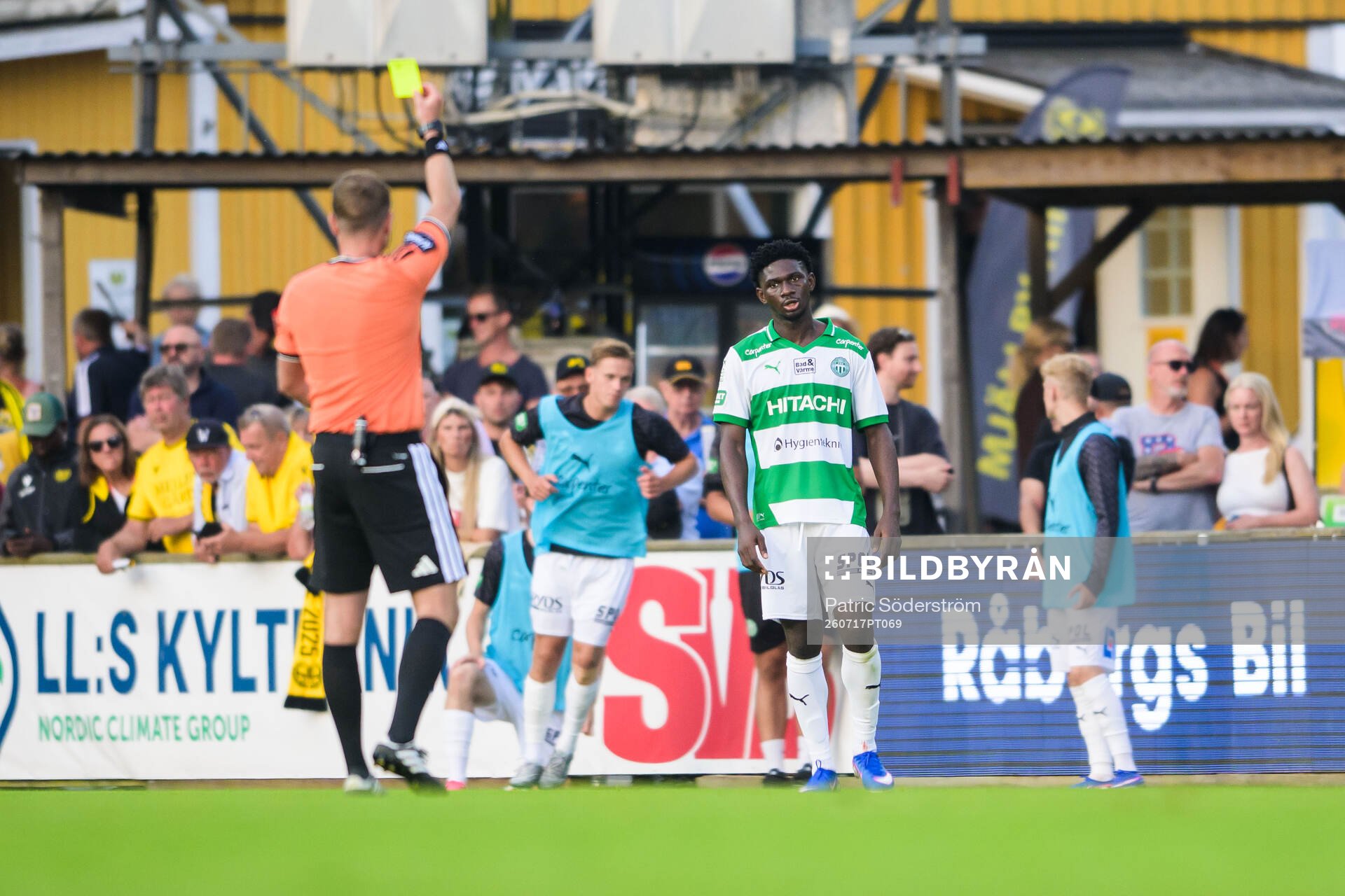 Domare Richard Sundell dömer gult kort och Västerås
