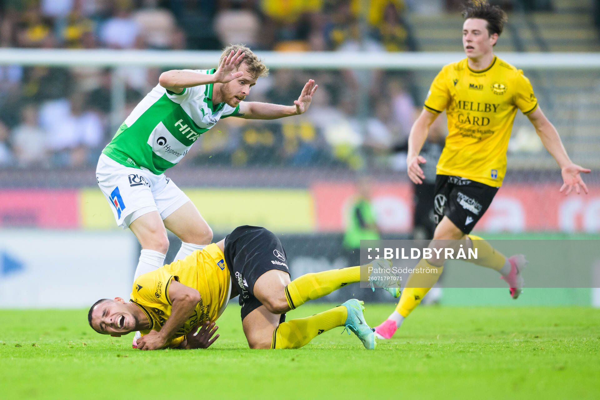 Västerås Victor Wernersson och Mjällbys Ali Youssef och