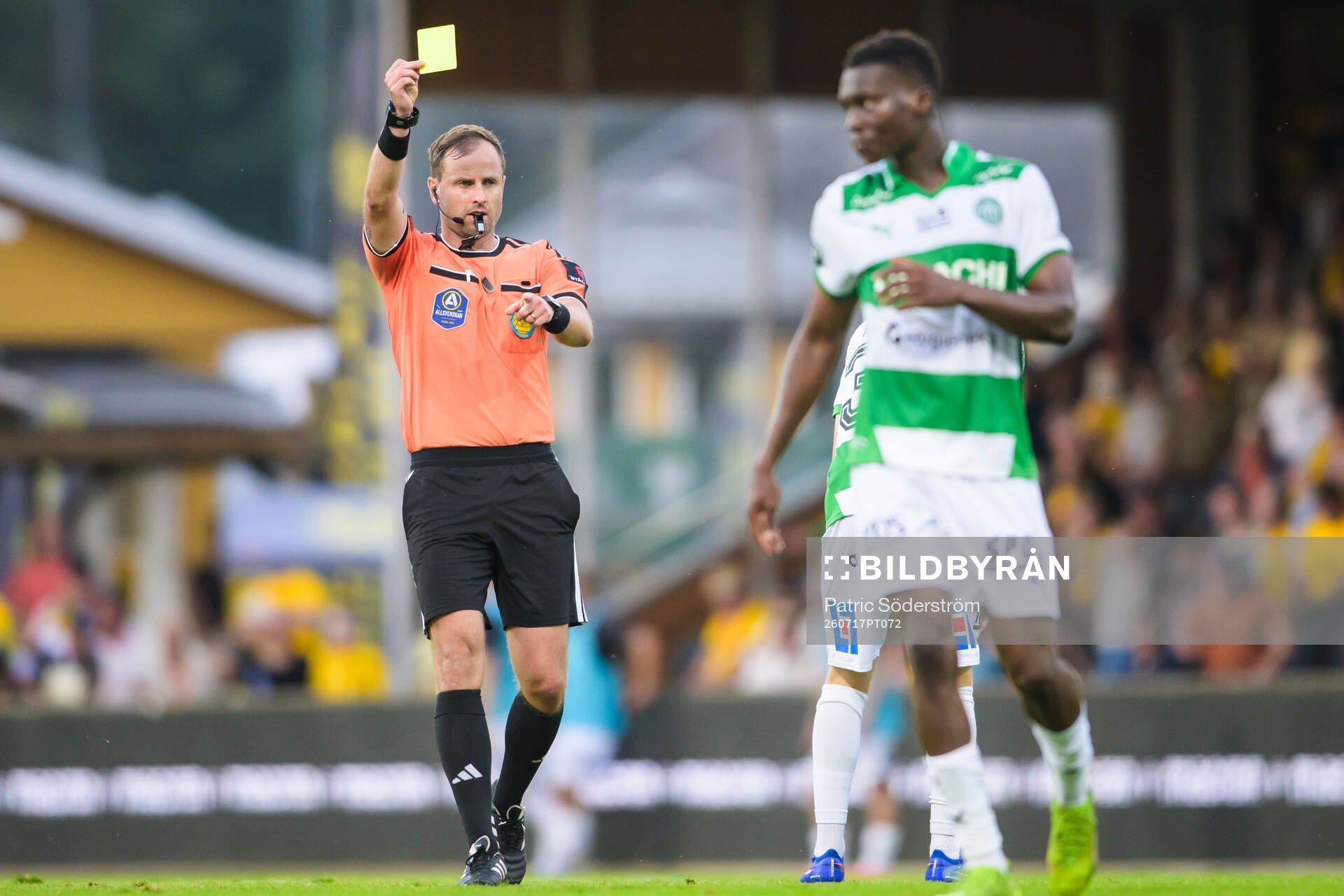 Domare Richard Sundell dömer gult kort och Västerås