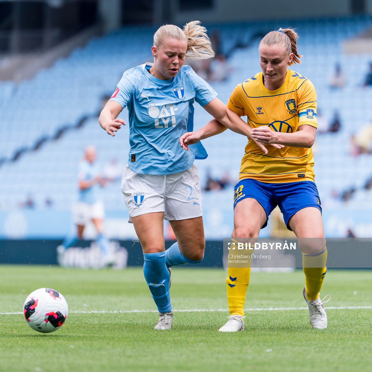 Malmö FFs Älvali Lindström och Brøndbys Kamilla Karlsen
