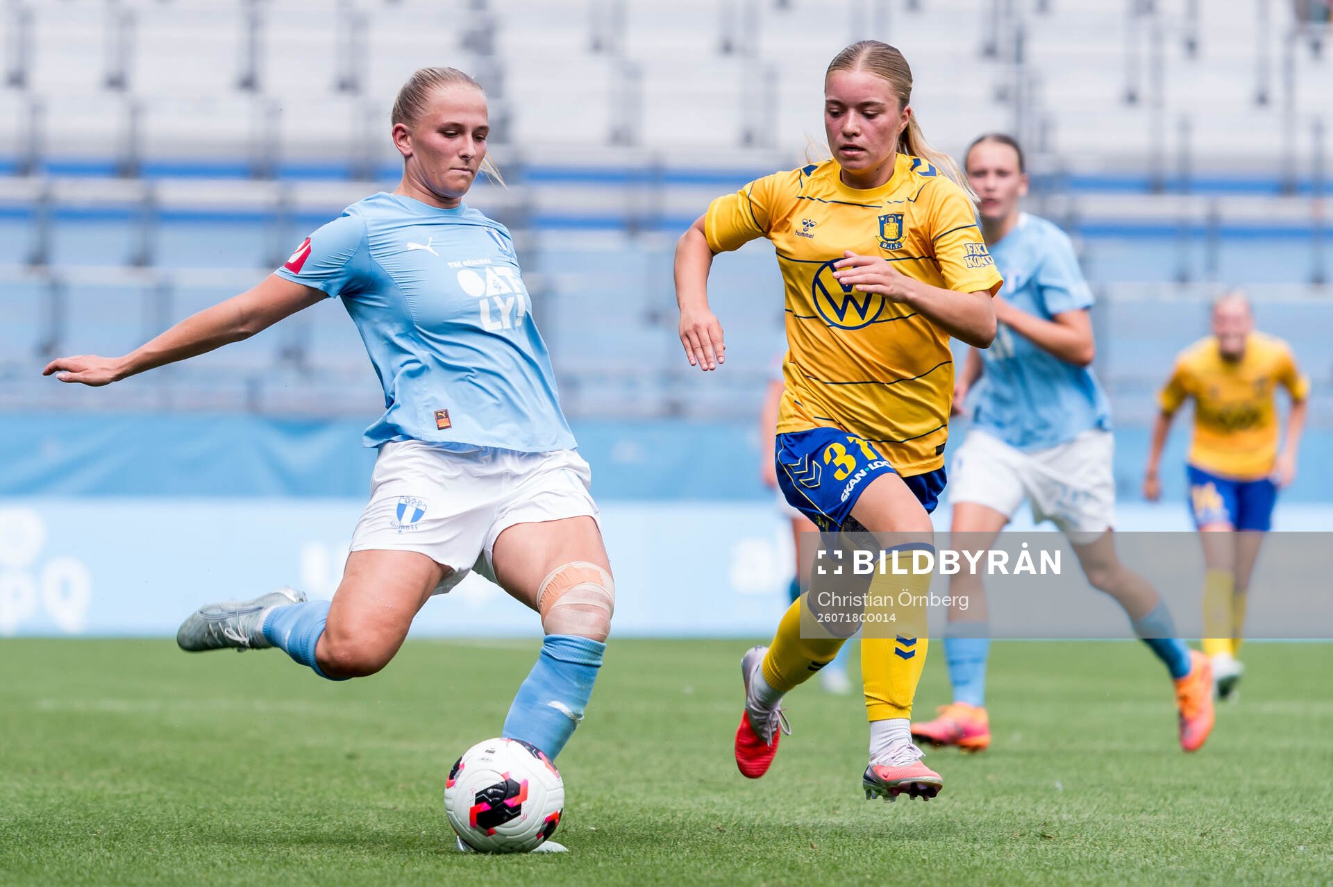 Malmö FFs Tuva Skoog och Brøndbys Evelina Thygesen