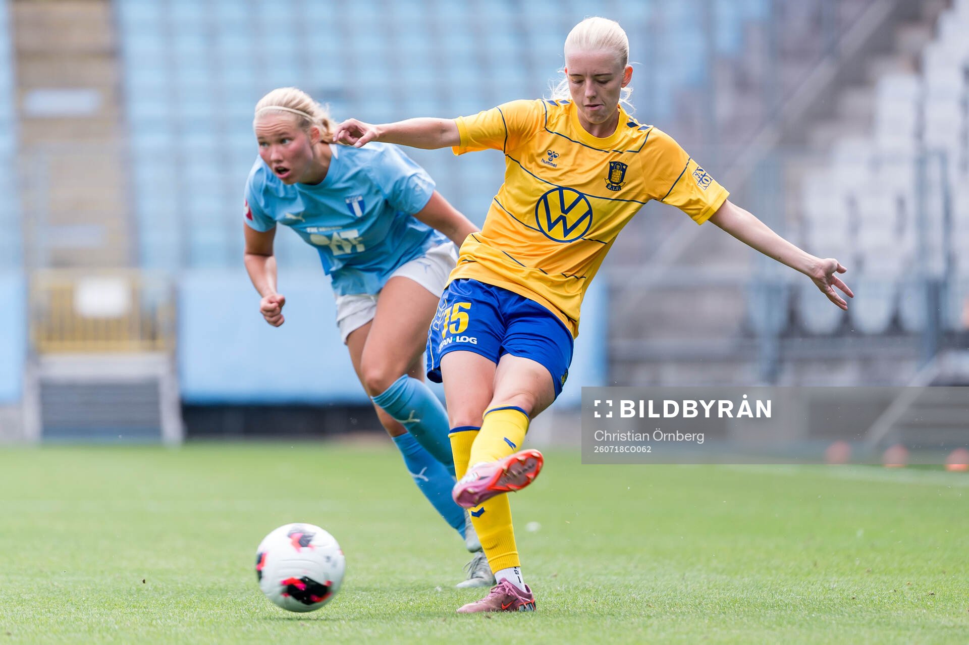 Malmö FFs Hlin Eiriksdottir och Brøndbys Elvira Bull