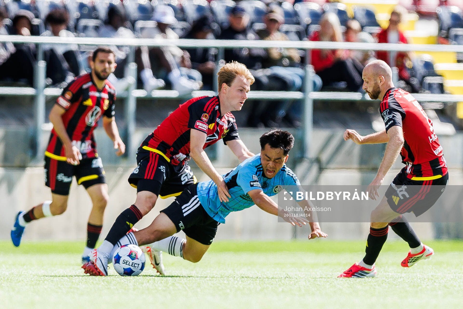 Östersunds Simon Marklund och Landskronas Kota Sakurai